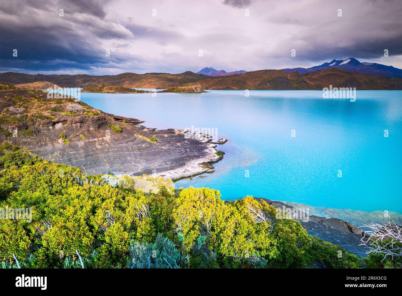 Torres del Paine, Chile. Majestätischer Nationalpark im chilenischen Patagonien, majestätische Granitgipfel, türkisfarbene Seen, Gletscher und vielfältige Tierwelt, Inkredi Stockfoto