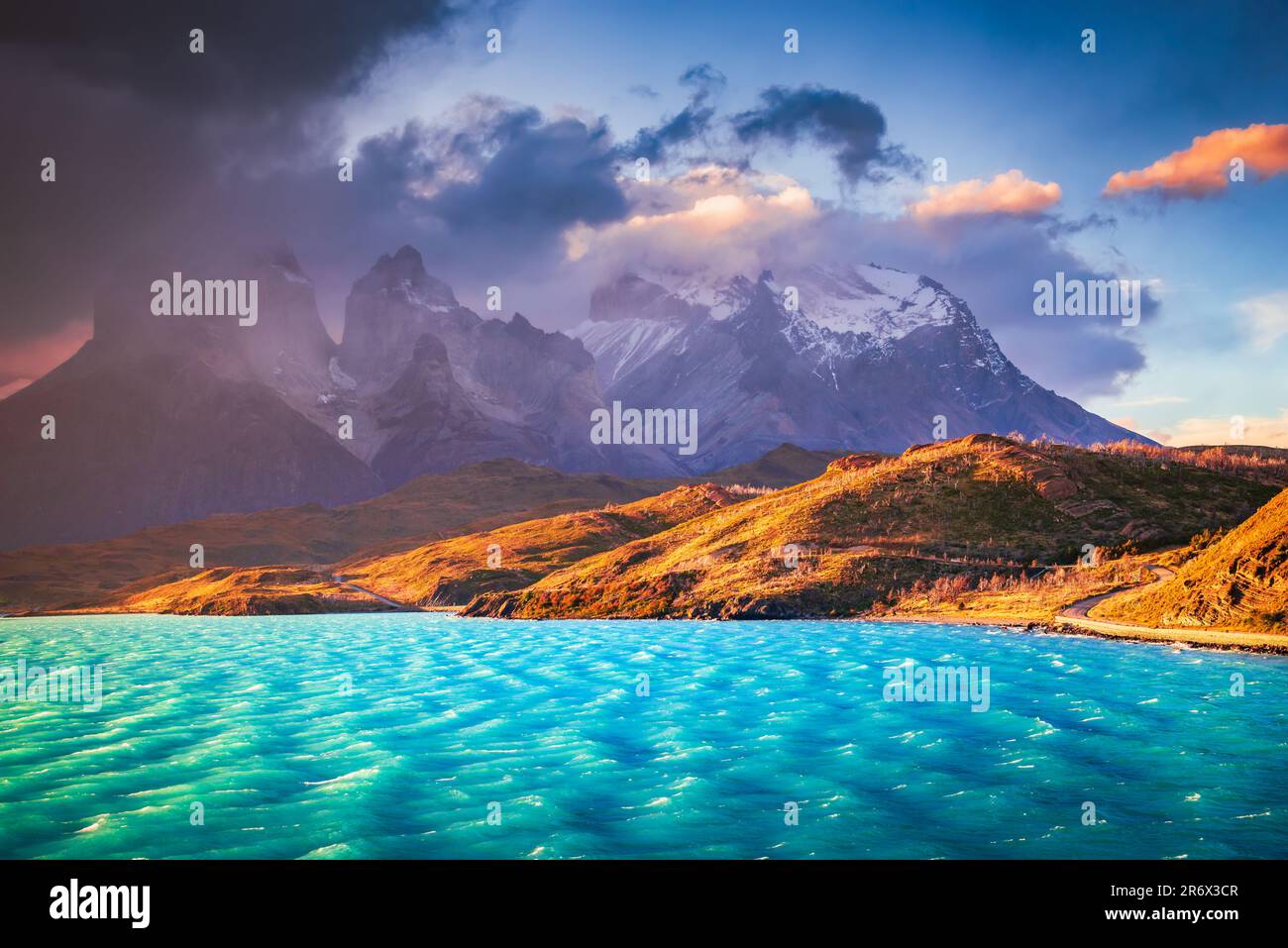 Torres del Paine, Chile. Majestätischer Nationalpark im chilenischen Patagonien mit majestätischen Granitgipfeln, unberührten Seen, Gletschern und einer vielfältigen Tierwelt Stockfoto