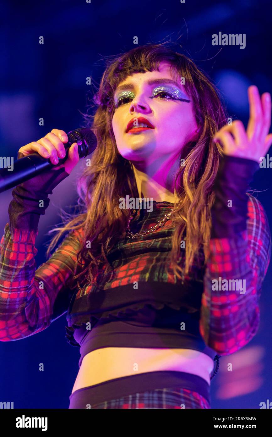 Glasgow, Schottland. 11. Juni 2023 Die schottische Elektro-Pop-Band CHVRCHES spielt die vorultimative Show ihrer Screen Gewalttour im ikonischen Barrowlands Ballroom. Lauren Mayberry während der ausverkauften Homecoming-Show an einem der berühmtesten Veranstaltungsorte von Glasgow. Kredit: Tim J. Gray/Alamy Live News Stockfoto