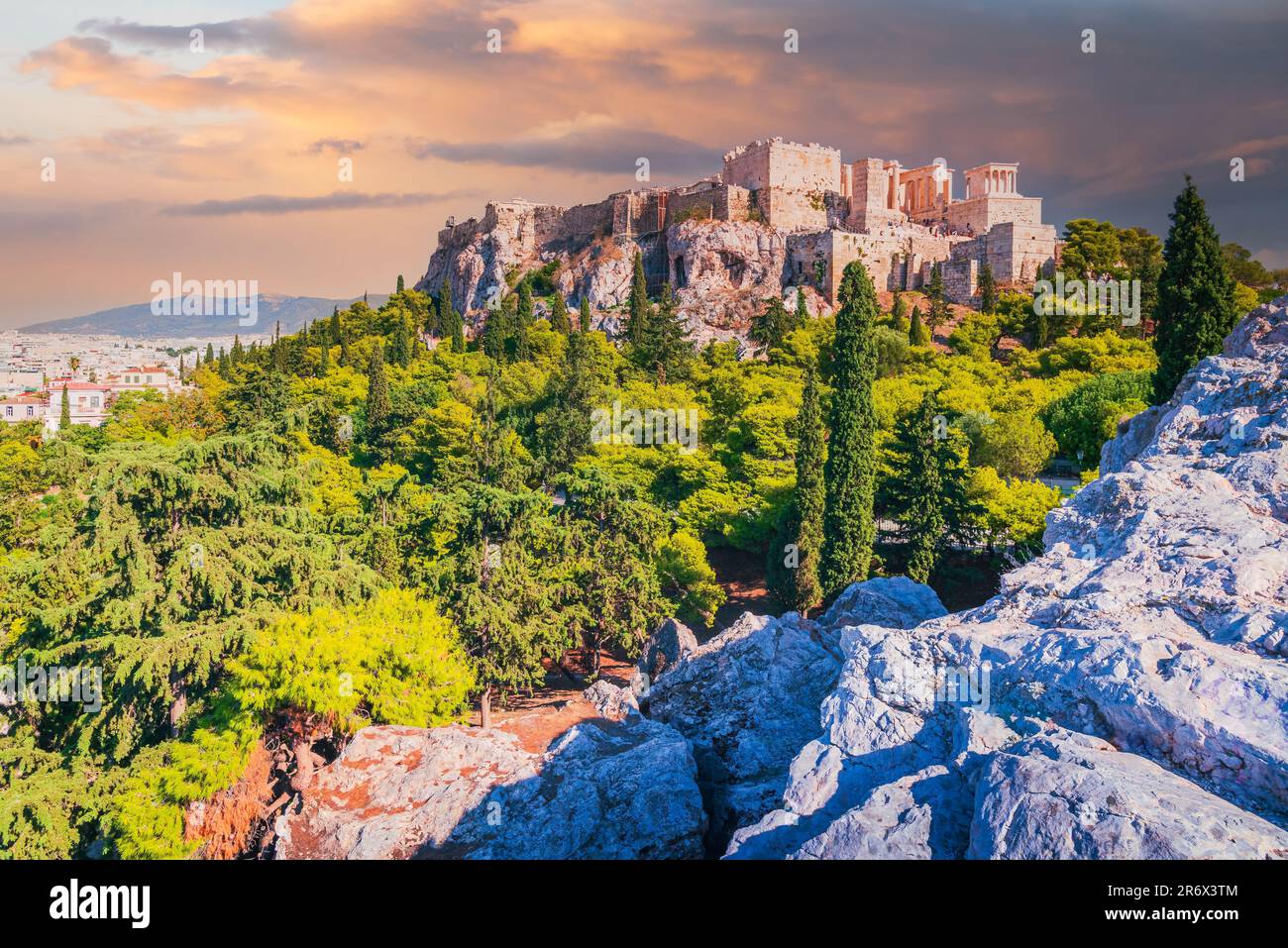 Athen, Griechenland. Akropolis, alte Ruinen der griechischen Zivilisation Zitadelle mit Erechtheion Tempel. Stockfoto