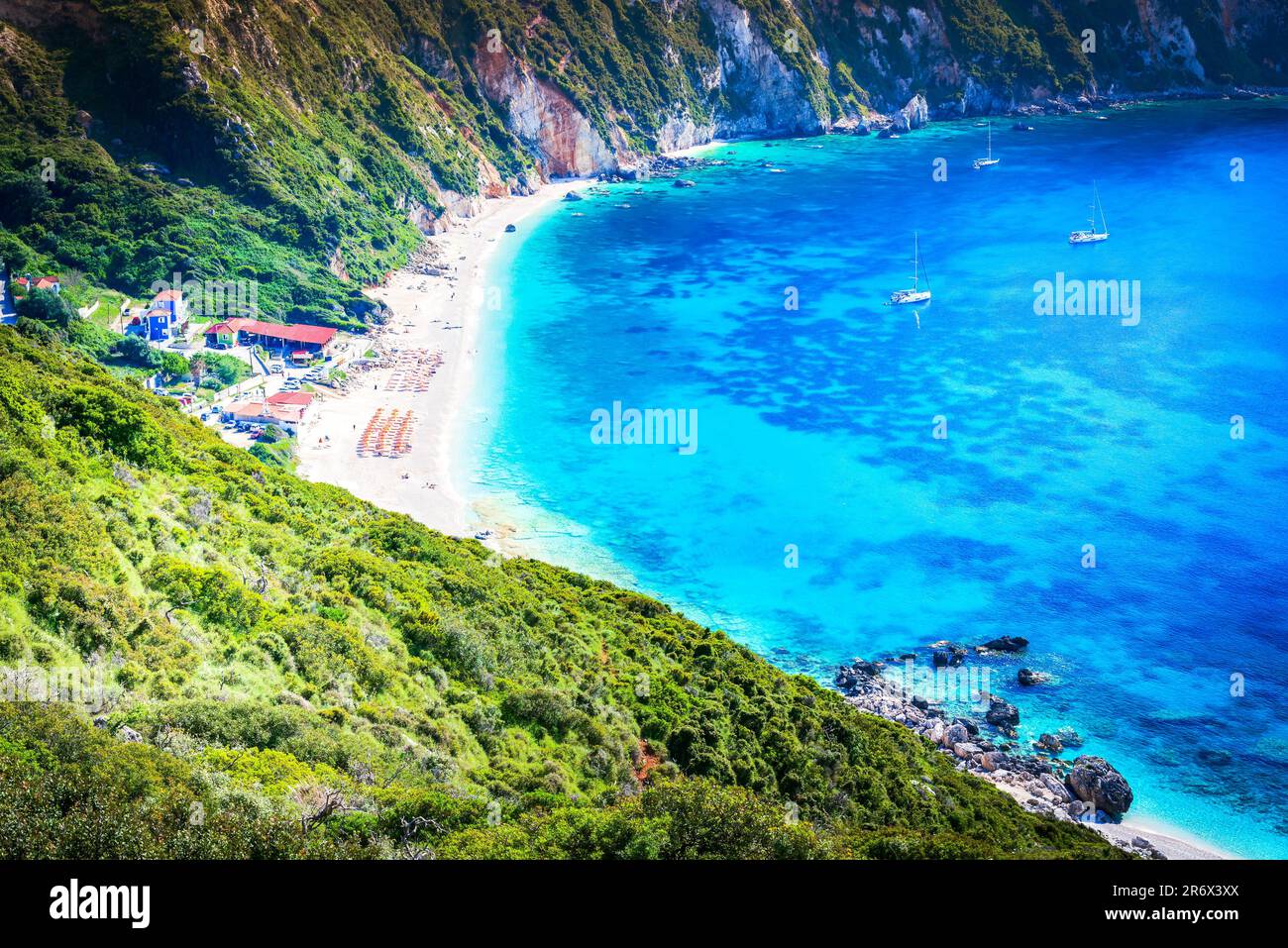 Kefalonia, Griechenland. Paralia Petani, einer der schönsten Strände der Insel Cephalonia, griechischer Sommerurlaub muss Orte besuchen. Stockfoto