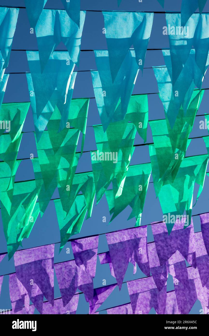 Bunte Flaggen der typischen brasilianischen Festa junina Stockfoto