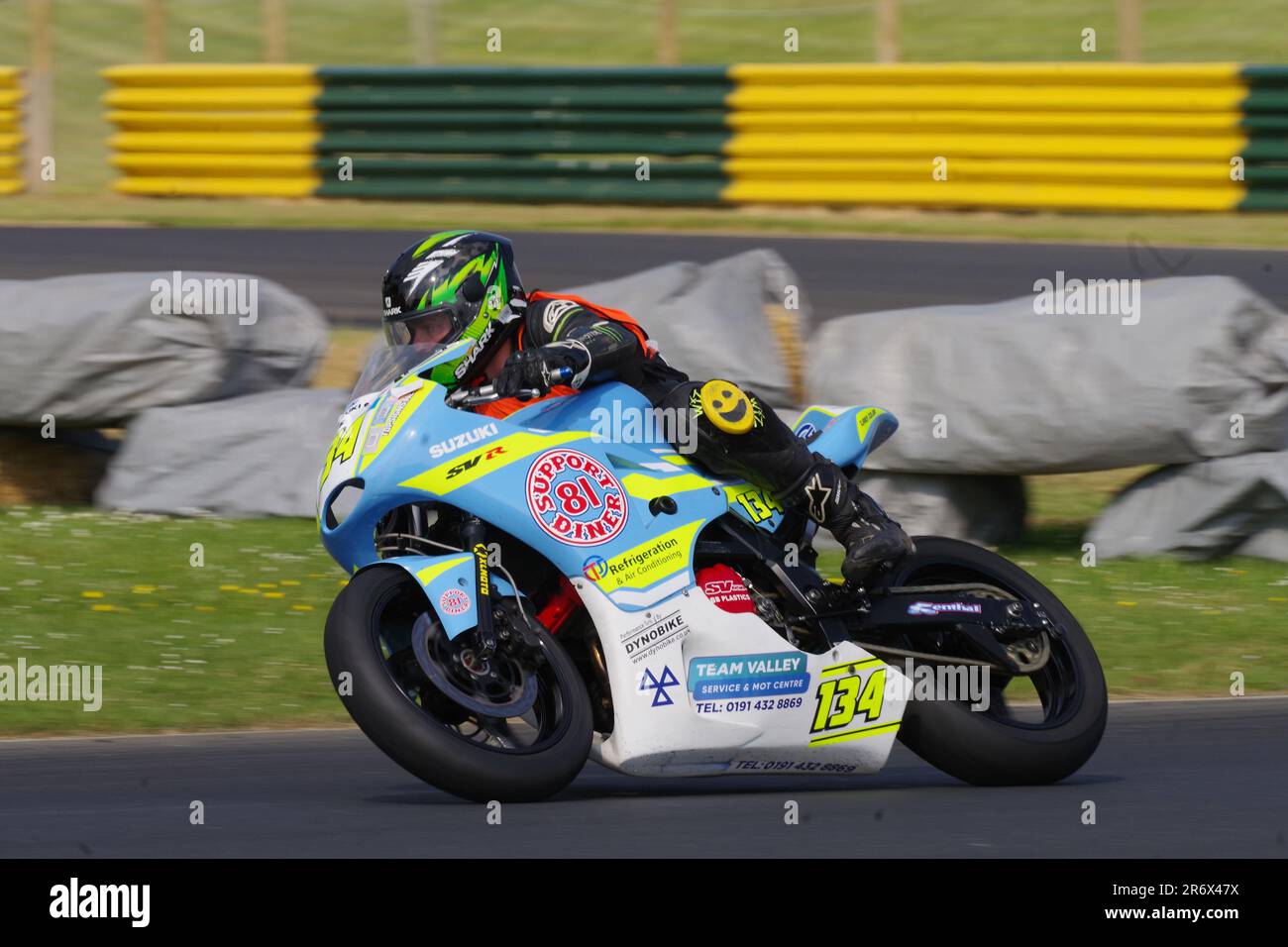 Croft Circuit, 10. Juni 2023. Matthew Birks reitet mit einer Suzuki 650 in einem No Limits Standard Twins Rennen auf dem Croft Circuit. Das Ist Colin Edwards. Stockfoto