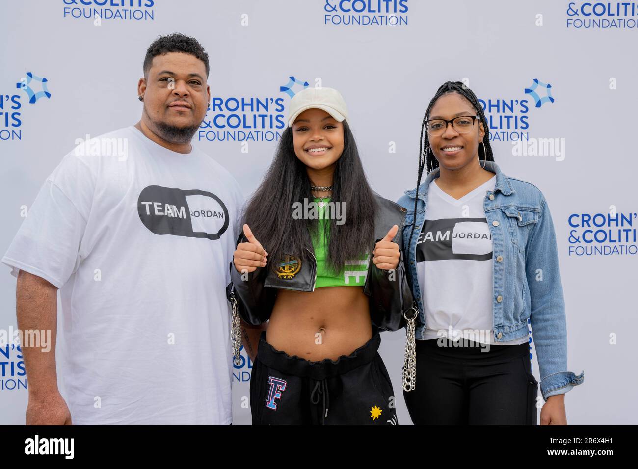 Los Angeles, USA. 11. Juni 2023. Schauspielerin/Model Jordan Leftwich mit Vater und Schwester besucht Crohn's and Colitis Foundation's Los Angeles Take Steps Walk at Tongva Park, Santa Monica, CA 11. Juni 2023 Kredit: Eugene Powers/Alamy Live News Stockfoto