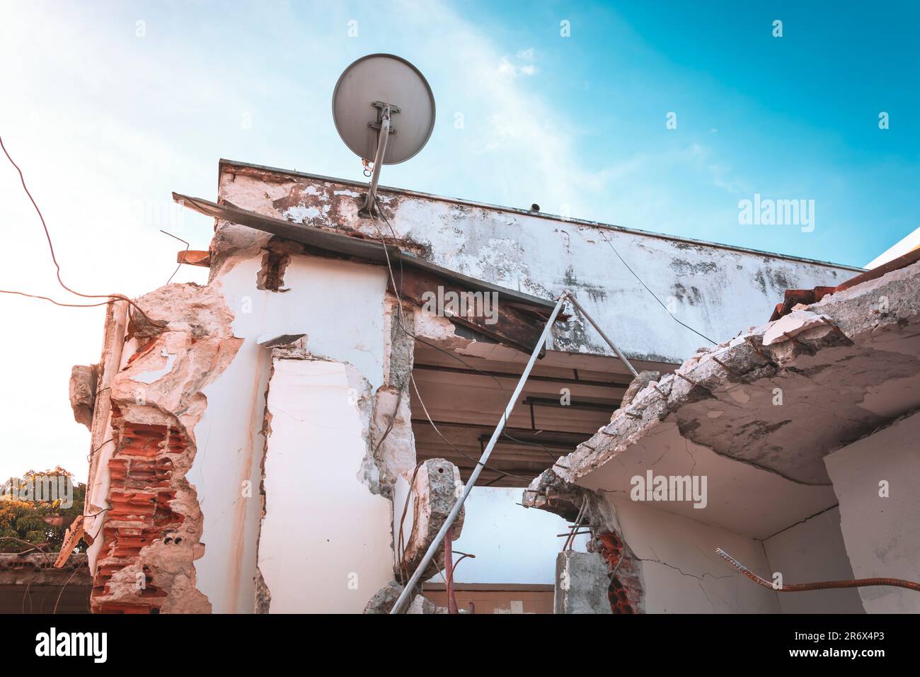 Bild eines Gebäudes im Abriss. Beton-, Ziegel- und Stahlträger. Stockfoto
