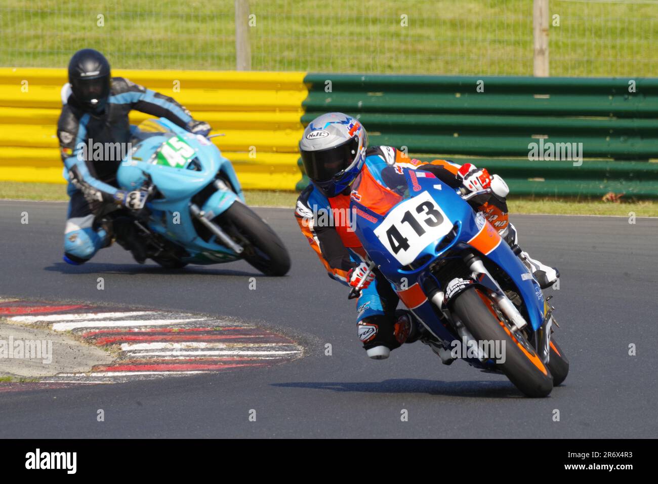 Croft Circuit, 10. Juni 2023. Liam Walker fährt mit einem Suzuki 650 in einem No Limits Standard Twins Rennen auf dem Croft Circuit. Das Ist Colin Edwards. Stockfoto