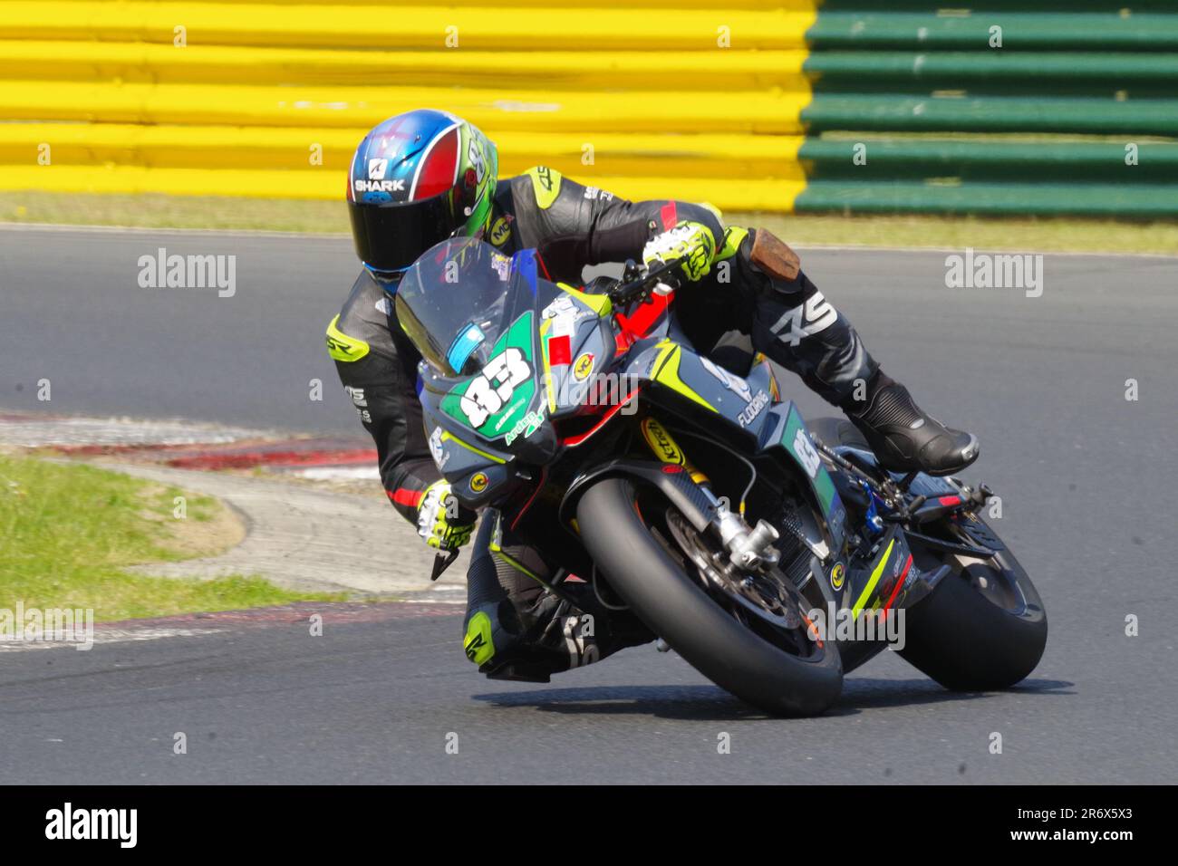 Croft Circuit, 10. Juni 2023. Jon Wells reitet auf einer Aprilia 660 in einem No Limits Super Twins-Rennen auf dem Croft Circuit. Das Ist Colin Edwards. Das Ist Colin Edwards. Stockfoto