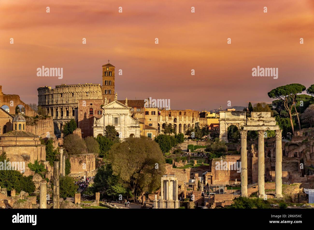 Blick über das Forum in Richtung Kolosseum in Rom, Italien Stockfoto