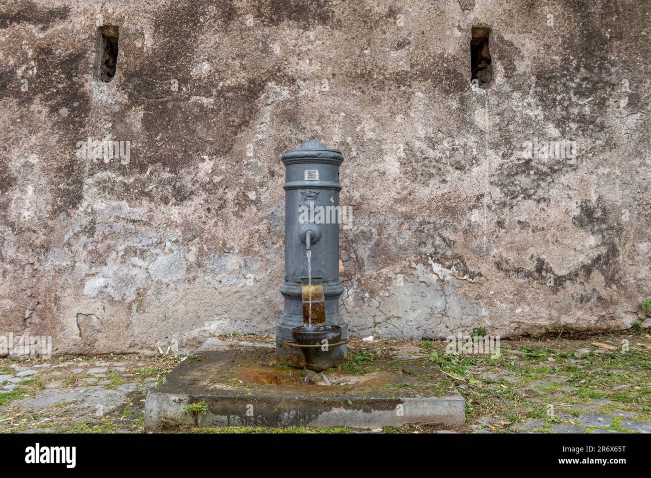 Eine Nasone, ein Trinkbrunnen, der die Menschen mit kostenlosem Trinkwasser versorgt, Rom, Italien Stockfoto