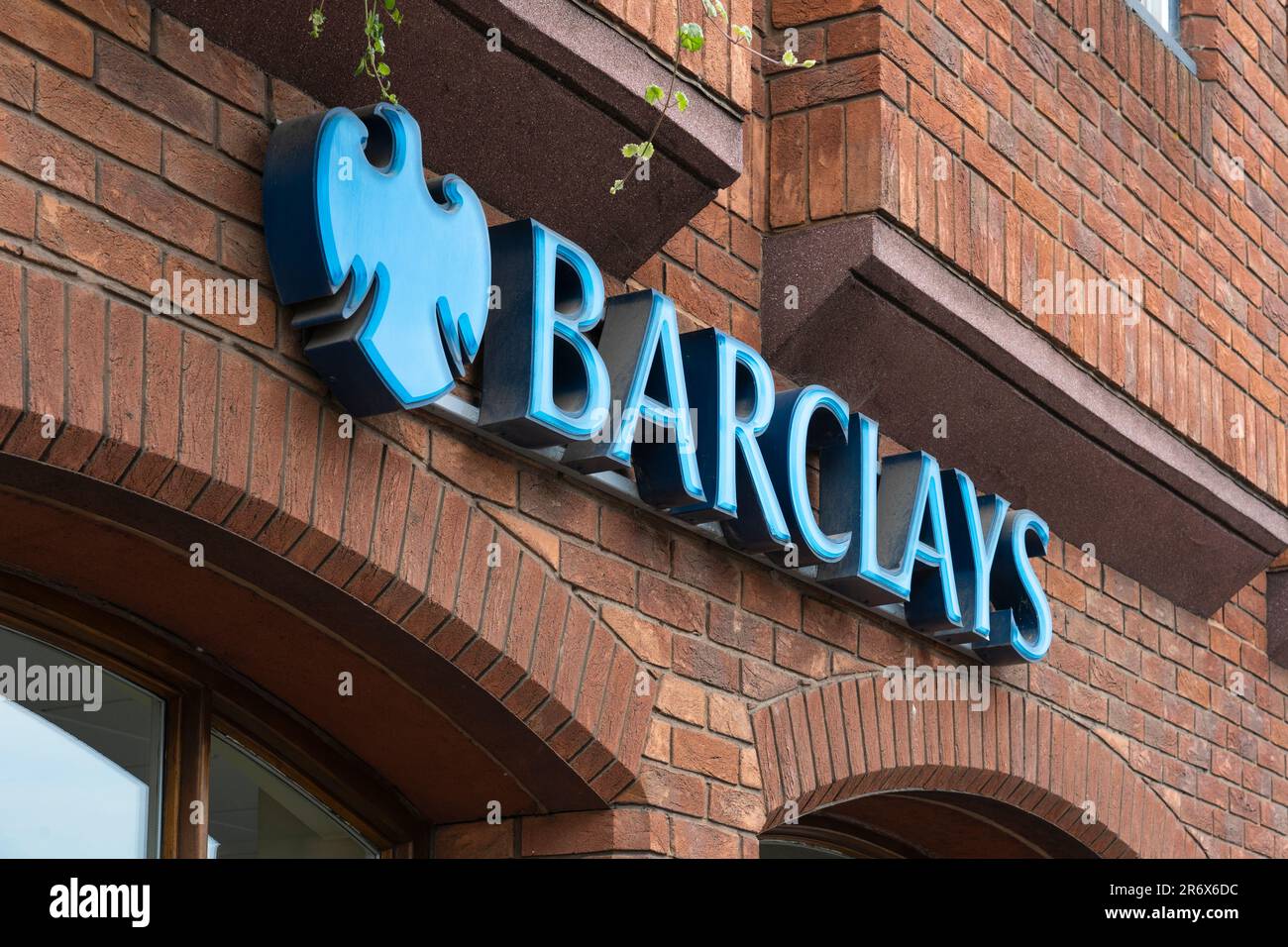 Barclays Bank Logo und Schriftzug auf einer Zweigstelle der vier großen britischen High Street Banks, Farham, Großbritannien. Konzept: High Street Bank, Bankenkrise, Hypothekengeschäfte Stockfoto