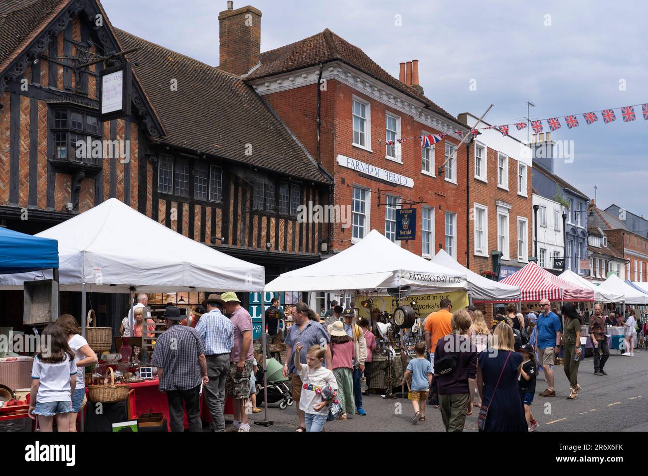 Sonntags werden Antiquitätenmarkt und Kunsthandwerksmarkt auf der West Street in Farnham angeboten, der den Status von Farnham World Craft Town ergänzt. Surrey, Großbritannien Stockfoto