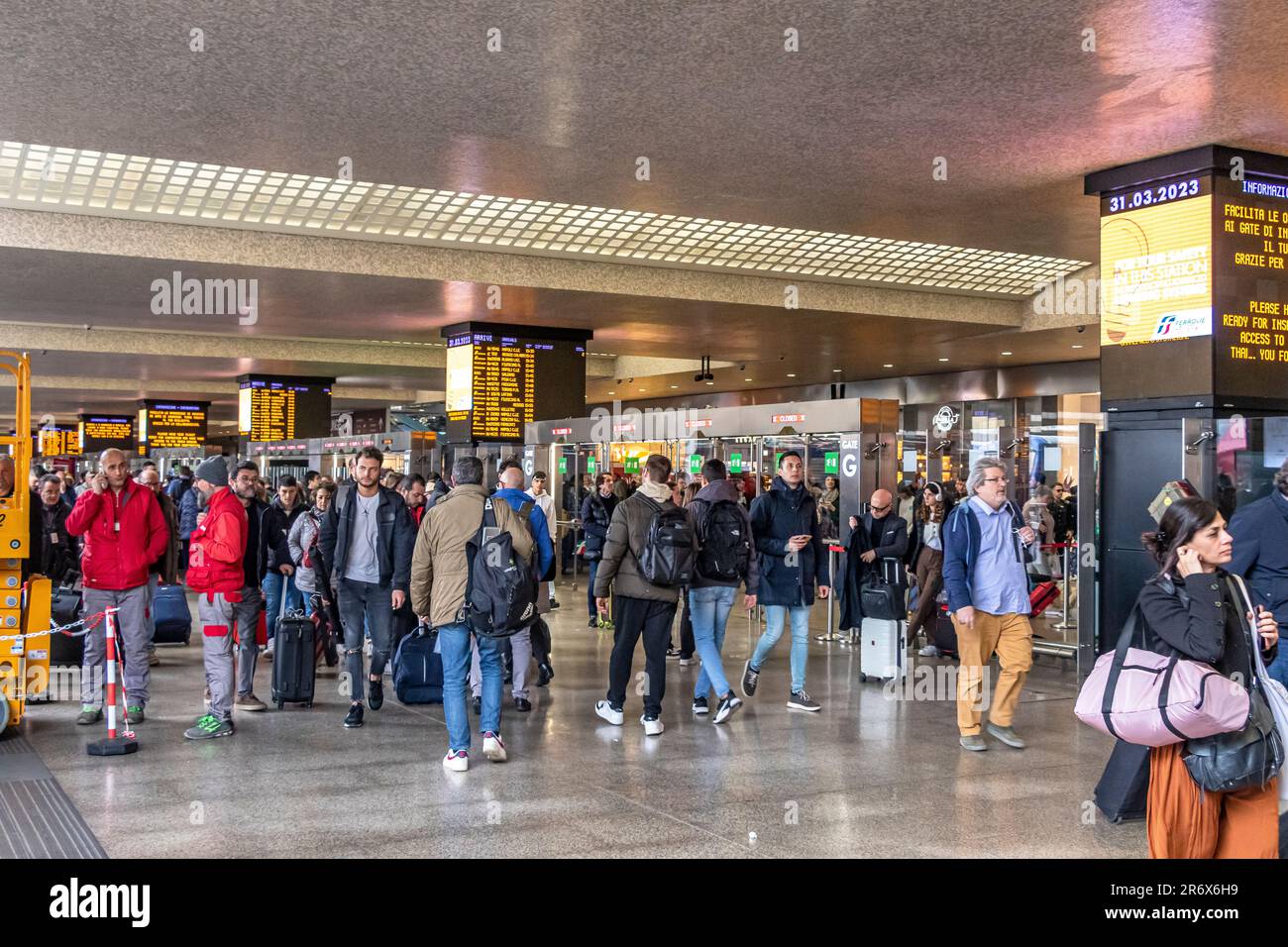 Passagiere in der Bahnhofshalle am Roma Termini, dem Hauptbahnhof in Rom, Italien Stockfoto