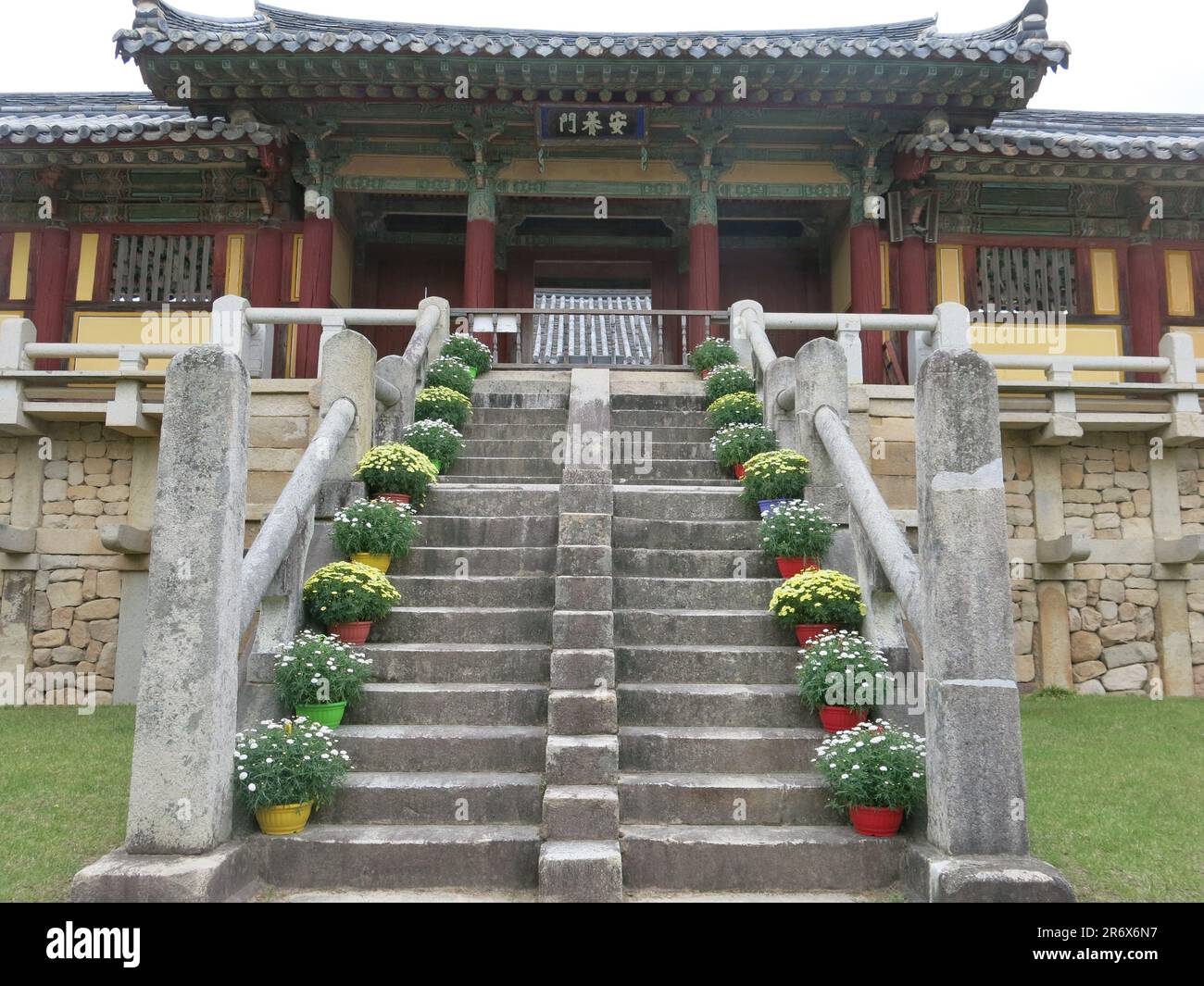 Lotusblume und Seven Treasures Bridge: Die zwei Steintreppen, die zum Anyangmun oder Paradise Gate am buddhistischen Tempelkomplex Bulguksa führen. Stockfoto