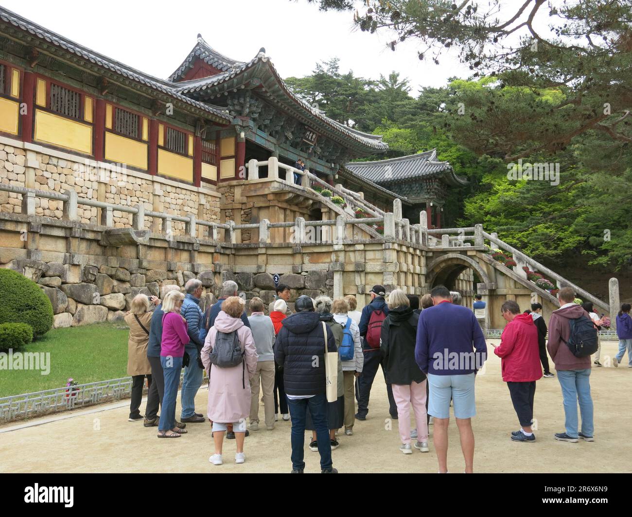 Eine Gruppe von Touristen bewundert die Blau-Weiße-Wolken-Brücke auf einer Tour durch den buddhistischen Tempelkomplex Bulguksa in Gyeongju, Südkorea. Stockfoto