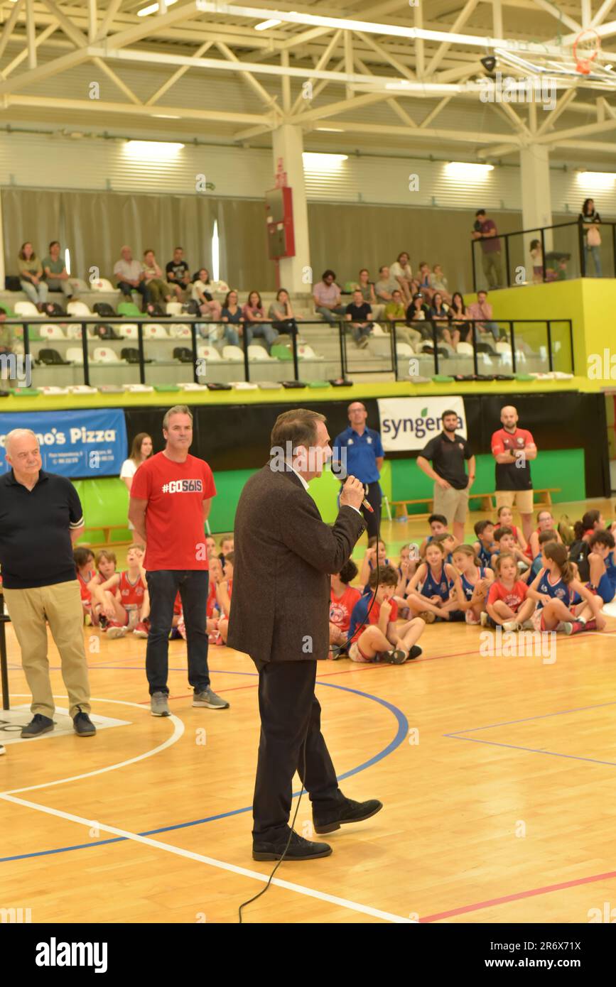 Vigo, Spanien. 11. Juni 2023. Abel Caballero spricht die Teilnehmer des Turniers, die Organisation, Schiedsrichter, Trainer und Familien an. Vor der Medaillenzeremonie des Turniers. Kredit: Xan Gasalla / Alamy Live News. Stockfoto