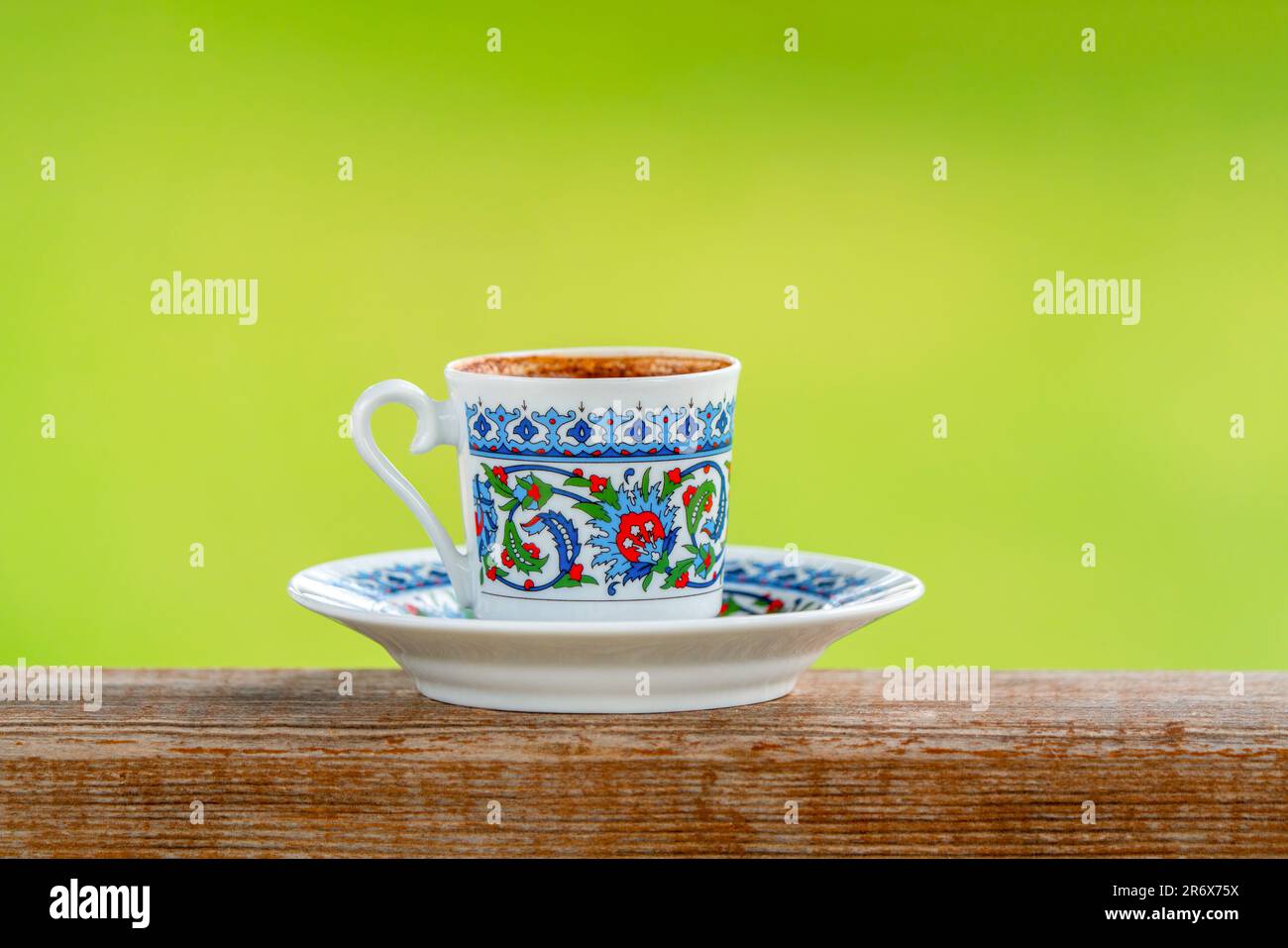 Türkischer Sekt in einem klassisch gemusterten türkischen Becher Stockfoto