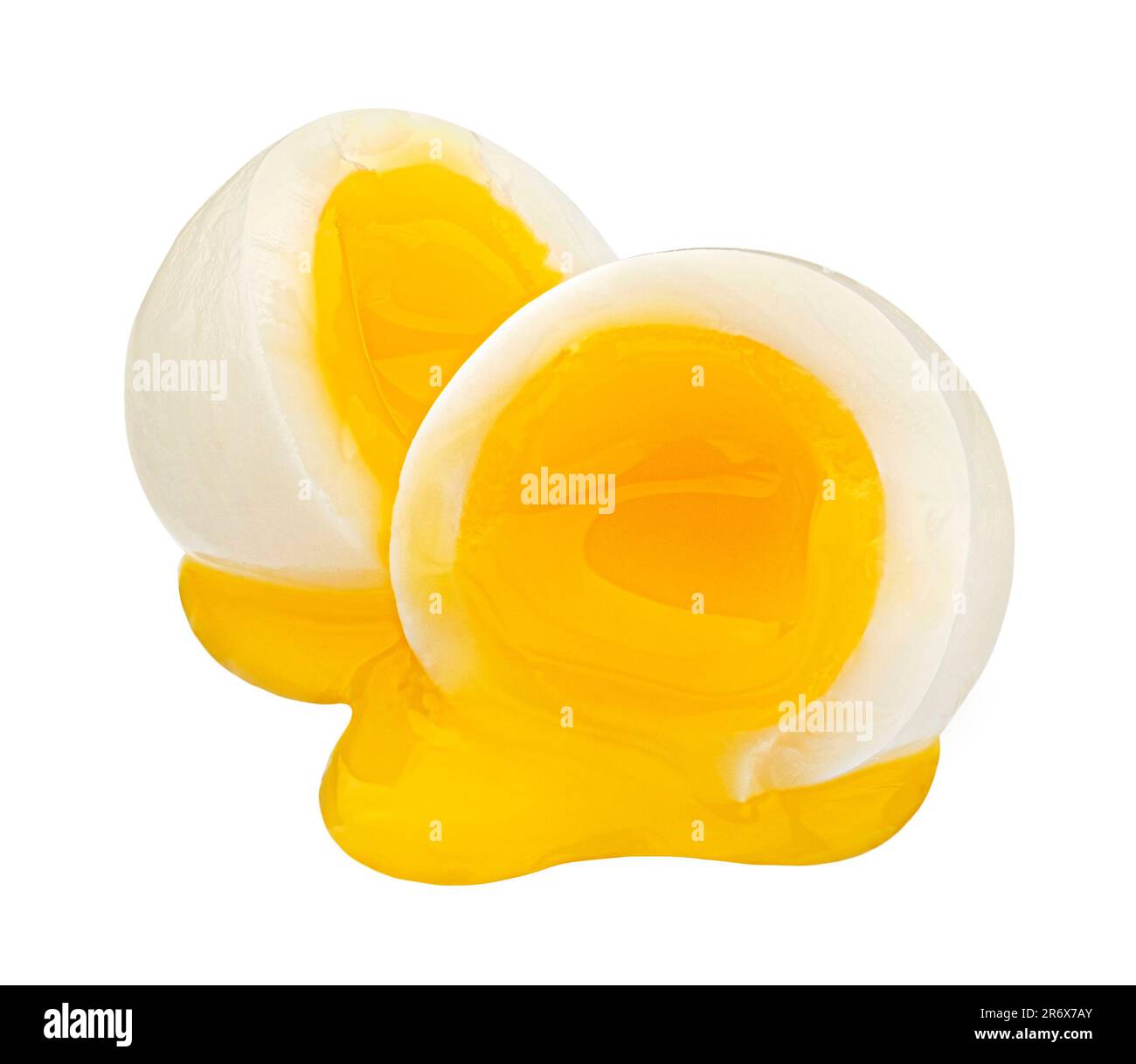 Pochiertes Ei in Scheiben, isoliert auf weißem Hintergrund Stockfoto