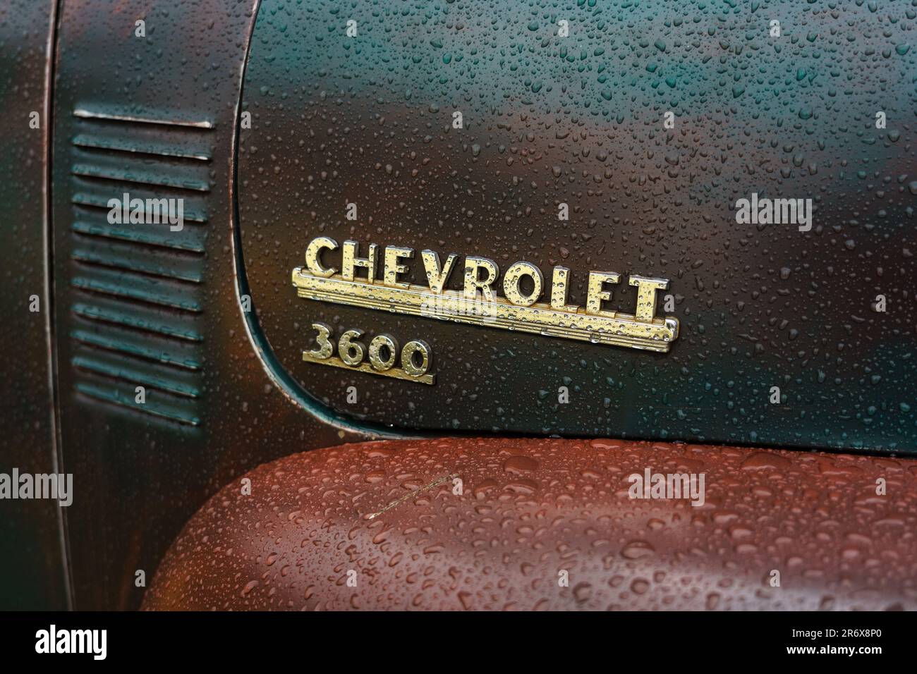 FINOWFURT, DEUTSCHLAND - 06. MAI 2023: Das Logo des Pickup-Lkws Chevrolet Advance Design (3600) bei Regen. Rennfestival 2023. Saisoneröffnung. Stockfoto