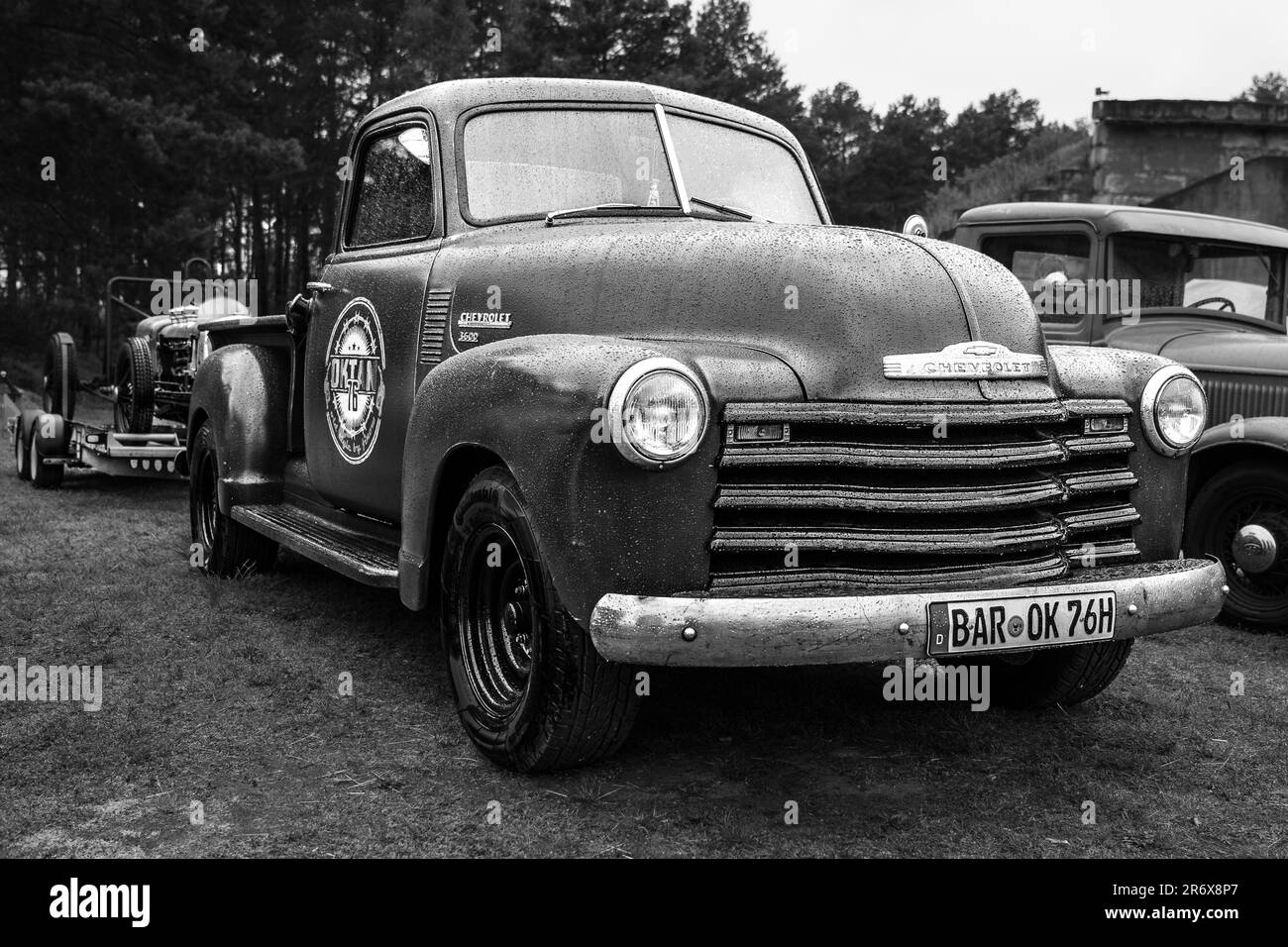 FINOWFURT, DEUTSCHLAND - 06. MAI 2023: Der Pick-up Chevrolet Advance Design (3600) bei Tropfen Regen. Schwarz auf Weiß. Rennfestival 2023. Saison geöffnet Stockfoto