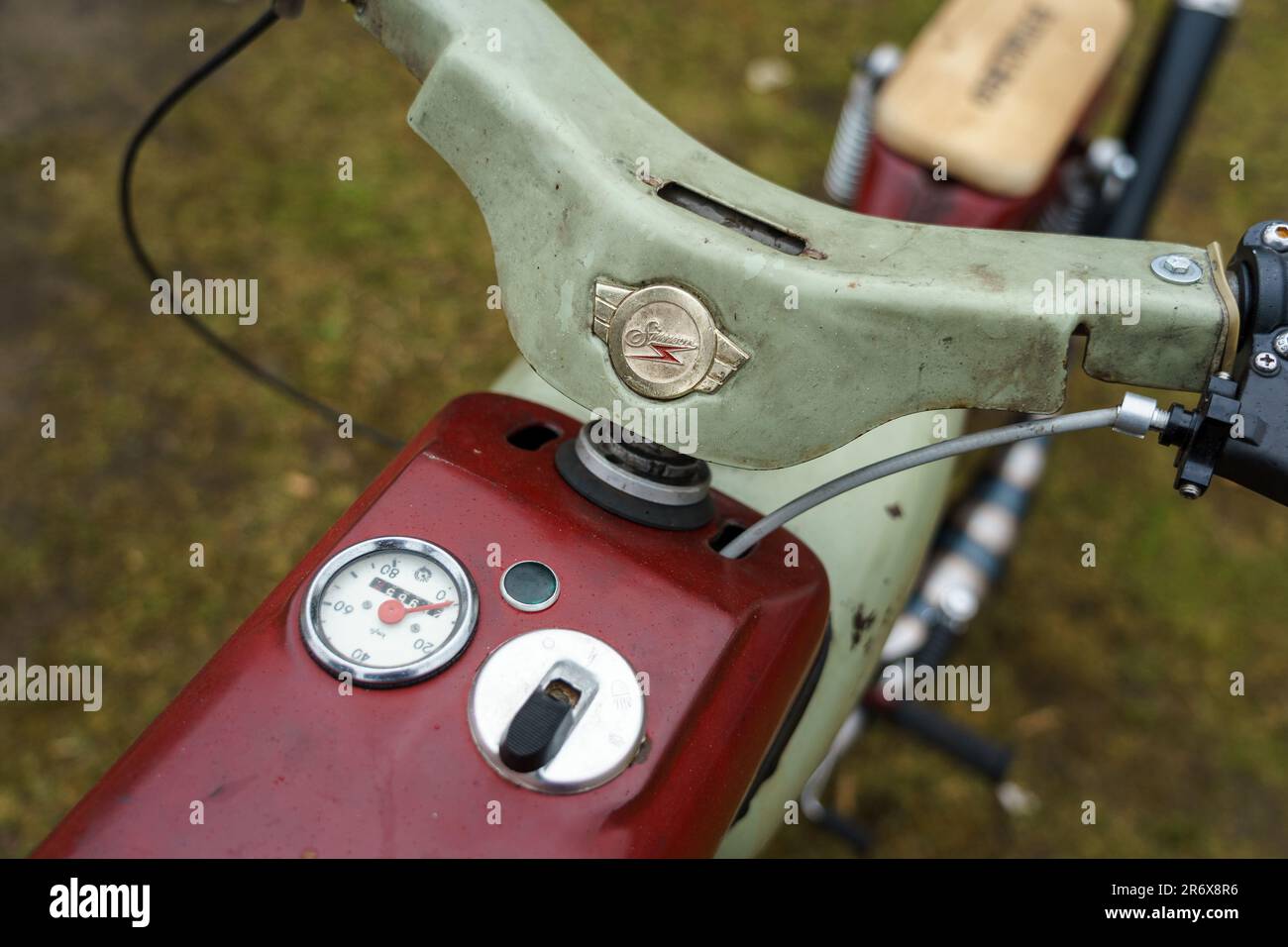 FINOWFURT, DEUTSCHLAND - 06. MAI 2023: Das Fragment des Motorrads Simson SR 4-1 Spatz. Rennfestival 2023. Saisoneröffnung. Stockfoto