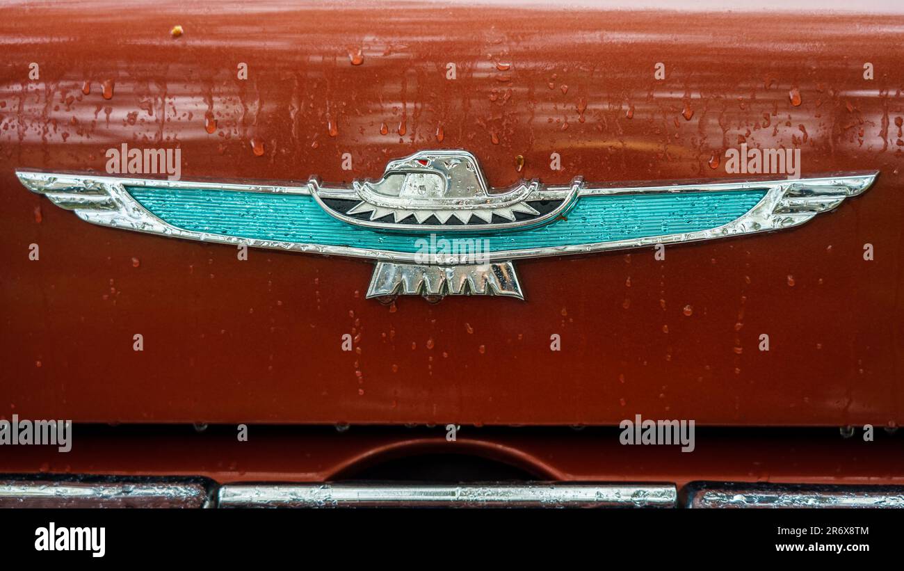 Das vordere Emblem des persönlichen Luxuswagens Ford Thunderbird (dritte Generation) in Tropfen Regen, Nahaufnahme. Rennfestival 2023. Saisoneröffnung. Stockfoto