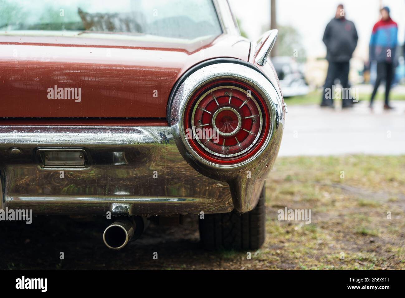 Das Bremslicht des persönlichen Luxuswagens Ford Thunderbird (dritte Generation), Nahaufnahme. Rennfestival 2023. Saisoneröffnung. Stockfoto