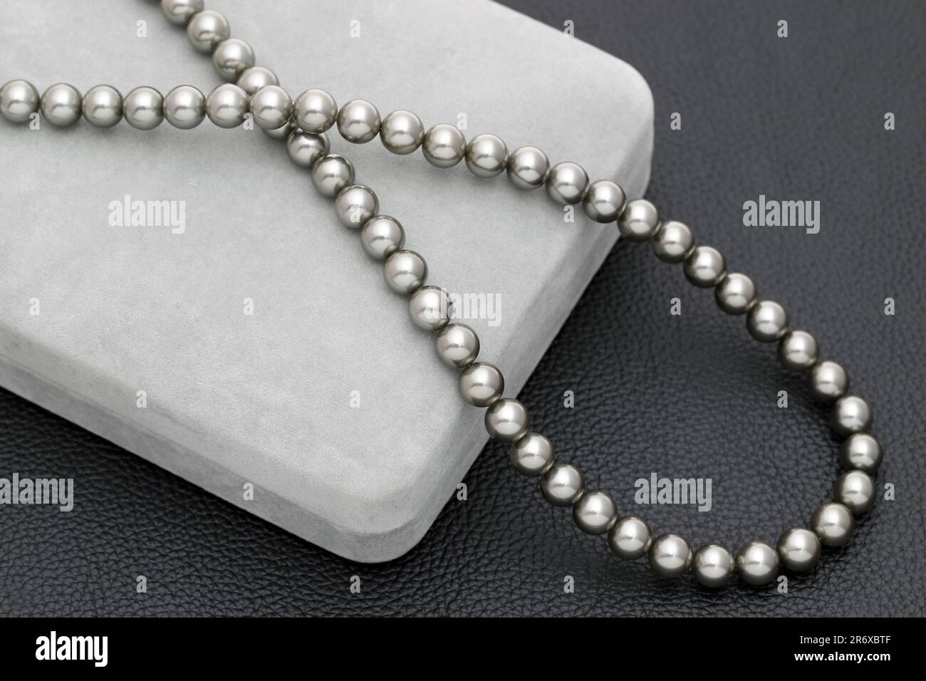 Elegante schwarze Perlenkette auf schwarzem Hintergrund Stockfoto