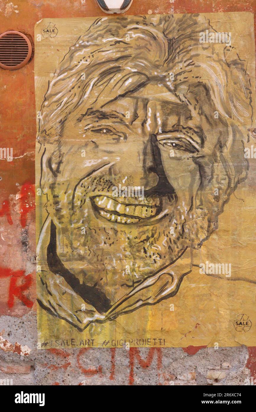 Rom erinnert sich an Gigi Proietti mit Straßenkunstporträts in vielen Formen, Postern, Wandmalereien, urbaner Kunst, die in Tufello gefeiert wurden, wo er aufwuchs. Stockfoto
