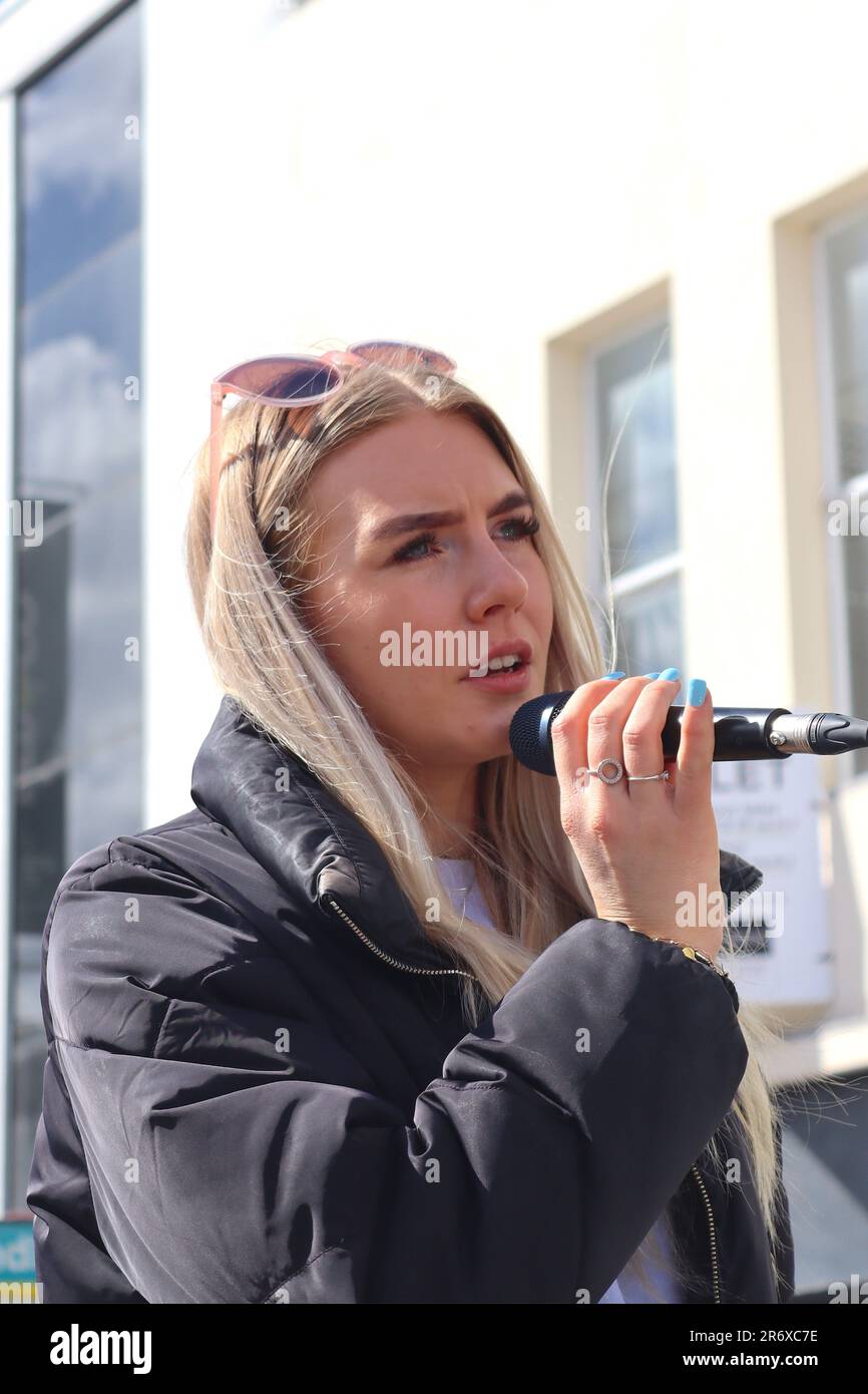 Nancy Longland, Sopransängerin und Straßenkünstlerin, singt live für Einkäufer im Bezirk, einem verkehrsfreien Einkaufsviertel in Southampton, Hampshire. Stockfoto
