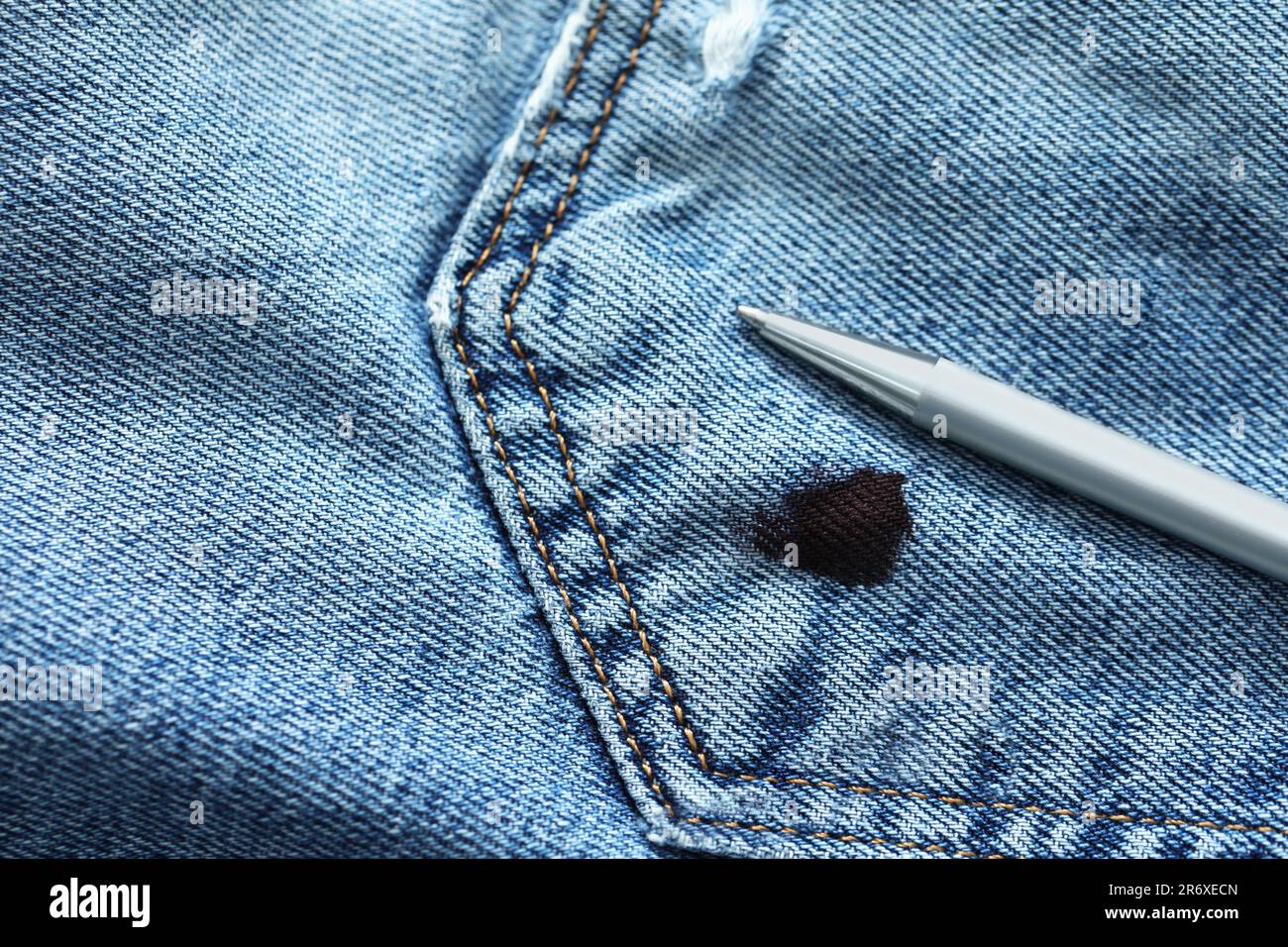 Stift und Fleck mit schwarzer Tinte auf Jeans, Draufsicht. Platz für Text  Stockfotografie - Alamy