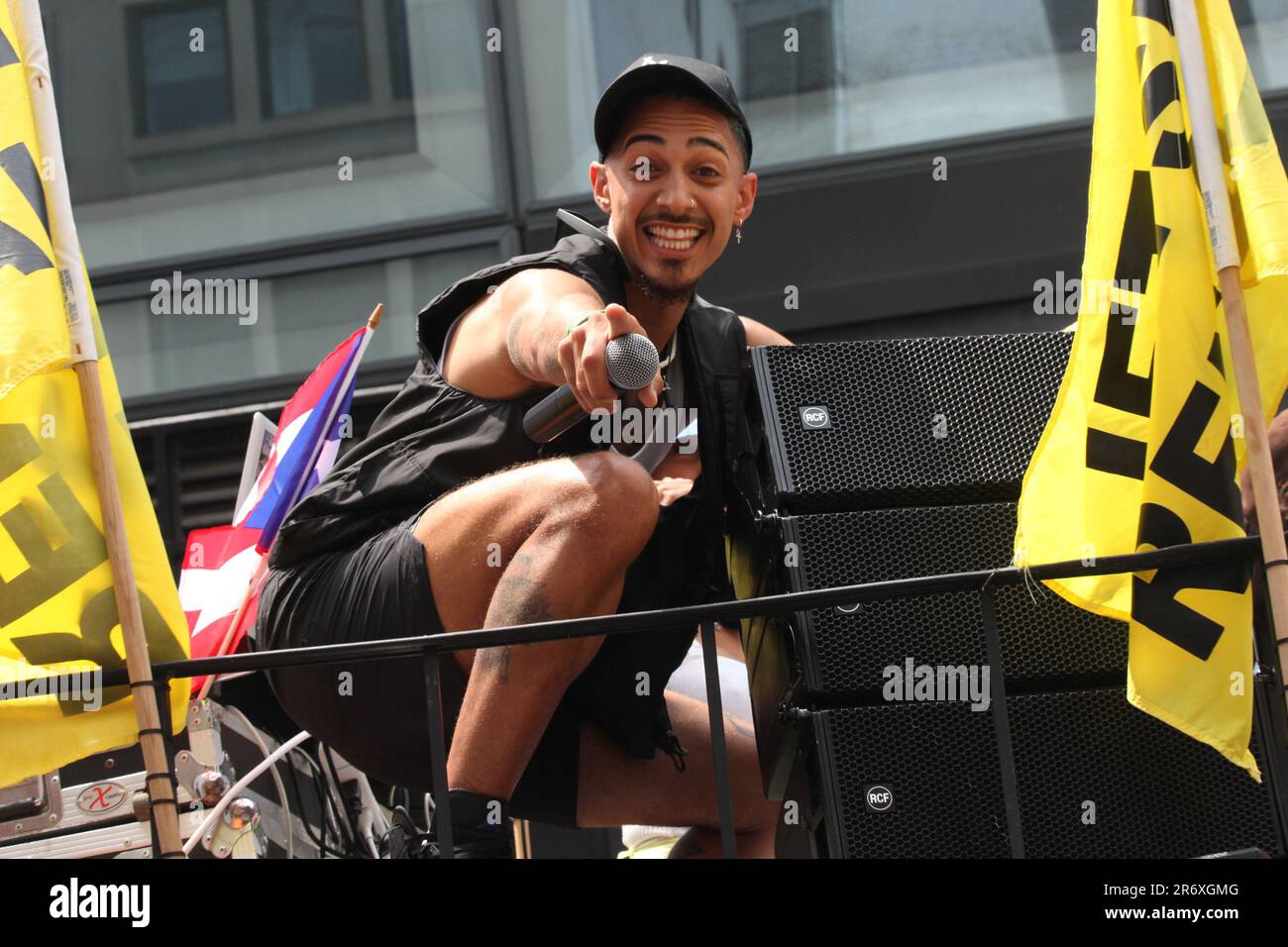 11. Juni 2023, New York City, New York: (NEU) Justin Silva bei der National Puerto Rican Day Parade. 11. Juni 2023, New York, USA: Stand-up-Komiker, Schauspieler und TikToker, Justin Silva, geboren und aufgewachsen in New Haven, Connecticut, Nimmt an der National Puerto Rican Day Parade Teil, der größten Demonstration des kulturellen Stolzes, die auf der 5. Avenue in New York stattfindet, mit Leuten, die auf der Avenue tanzten und jubelten, entlang der Paraden von Festwagen, Autos, Tänzern einschließlich berühmter Stars. Justin Silva hat 5 Kinder und ist bekannt für Real Chance of Love (2008), für die Liebe von Ray J (2009) und Aloha Stockfoto