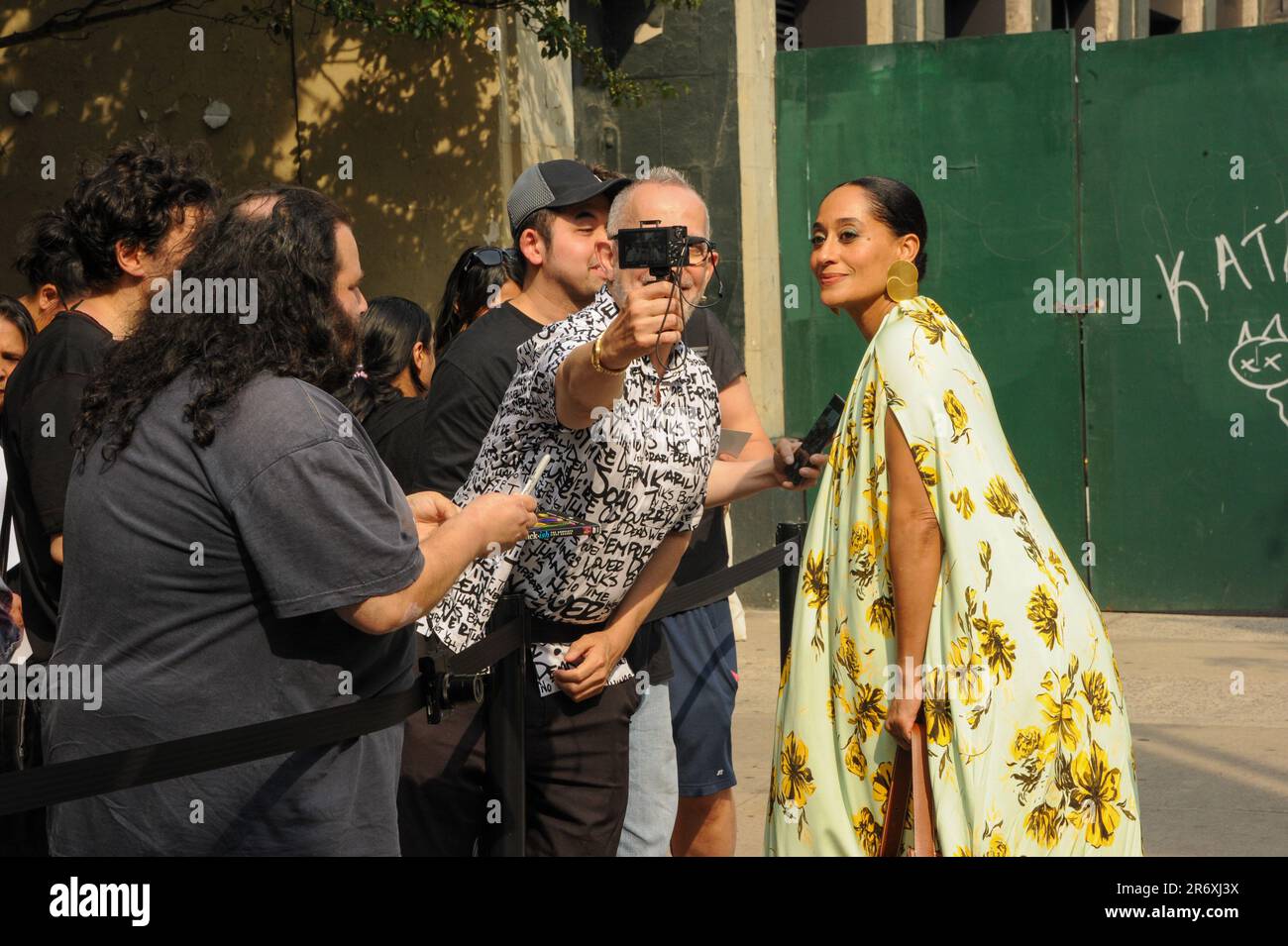 Tracee Ellis Ross trifft auf der Cold Copy Premiere beim Tribeca Film Festival 2023 ein und posiert mit ihrem Vater Robert Ellis Silberstein & Roxine Helberg Stockfoto