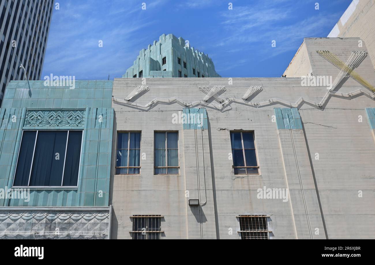 LOS ANGELES, KALIFORNIEN - 12. MAI 2023: Details zum Pellissier Building und neben dem Wiltern Theatre, einem 155 Meter hohen Art déco-Wahrzeichen in Wilshire Boulev Stockfoto