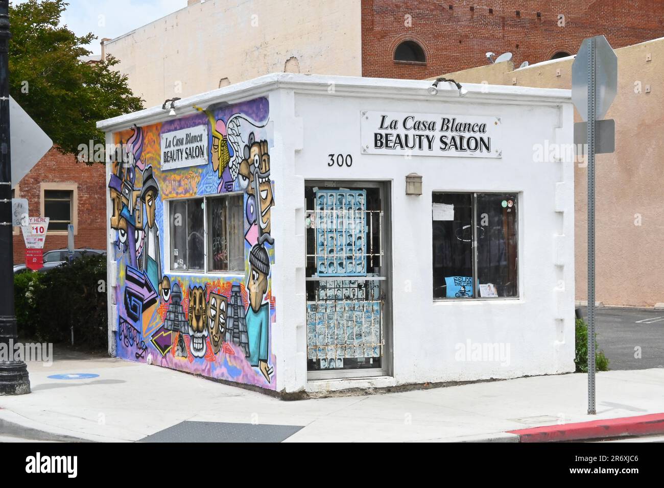 SANTA ANA, KALIFORNIEN - 6. JUNI 2023: La Casa Blanca Beauty Salon, an der Ecke 3. Street und Bush Street im Zentrum von Santa Ana. Stockfoto