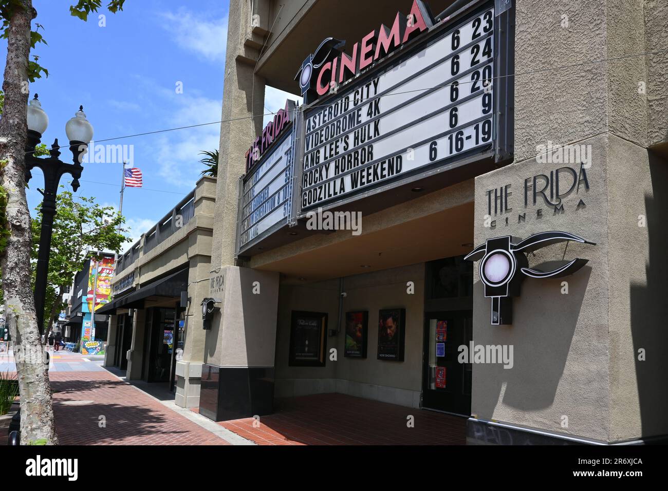 SANTA ANA, KALIFORNIEN - 6. JUNI 2023: Das Frida Cinema ist das einzige gemeinnützige Arthouse-Kino von Orange Countys, das unabhängig von ausländischen und klassischen Kinoprogrammen produziert Stockfoto