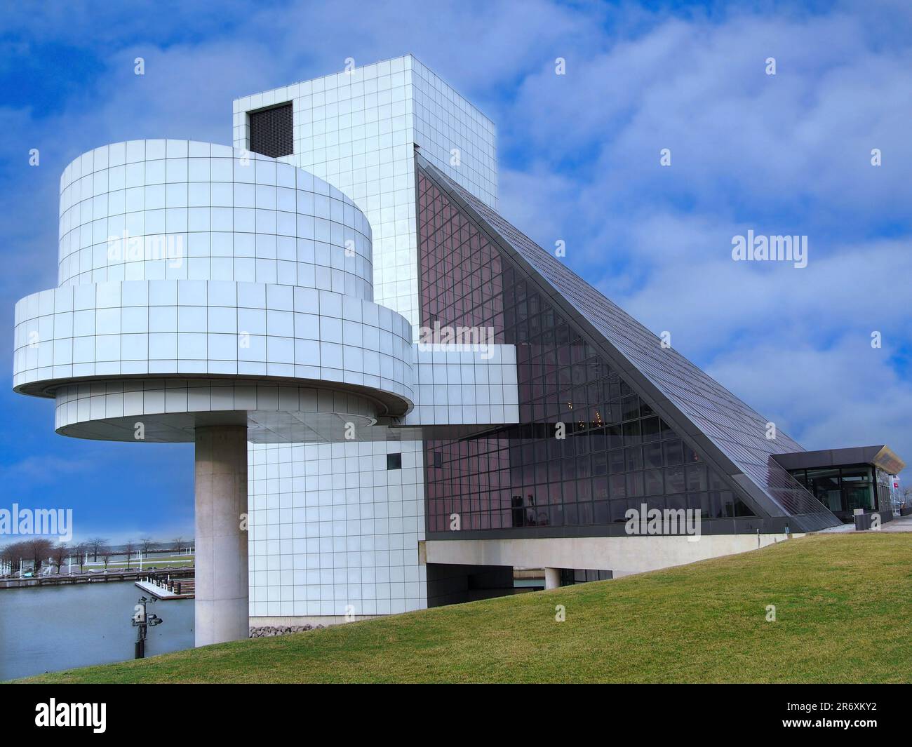 Rock and Roll Hall of Fame, beeindruckende Architektur am Ufer von Cleveland Stockfoto