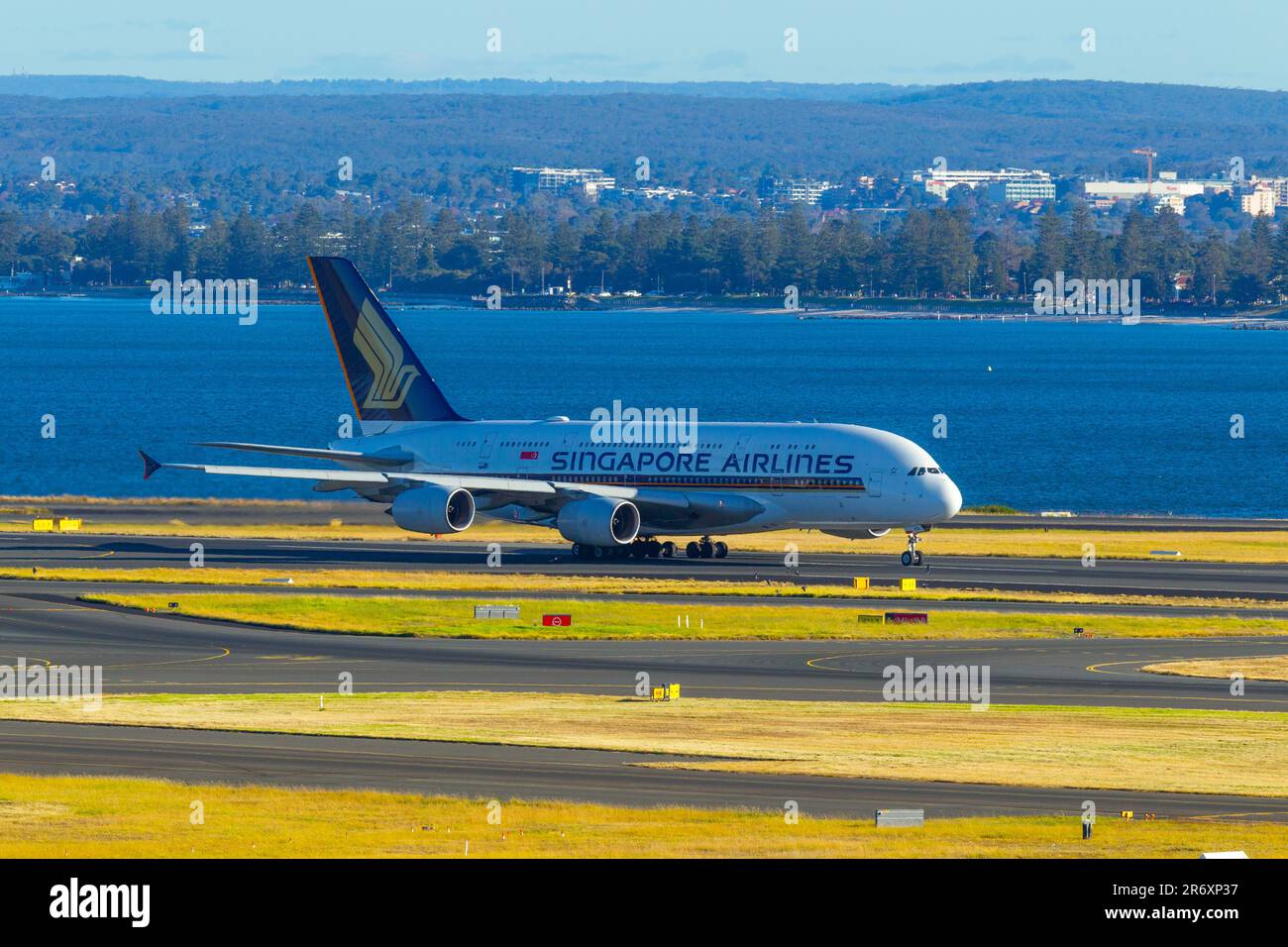 Ein Singapore Airlines Airbus A380, der auf der Runway 16R/34L in Richtung Norden am Sydney (Kingsford Smith) Airport in Sydney, Australien abfährt. Stockfoto