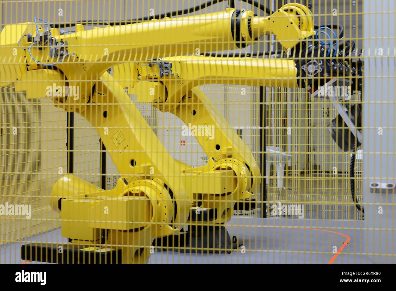 Vernetzte Roboterarbeitszelle mit zwei Robotern. Selektiver Fokus. Stockfoto