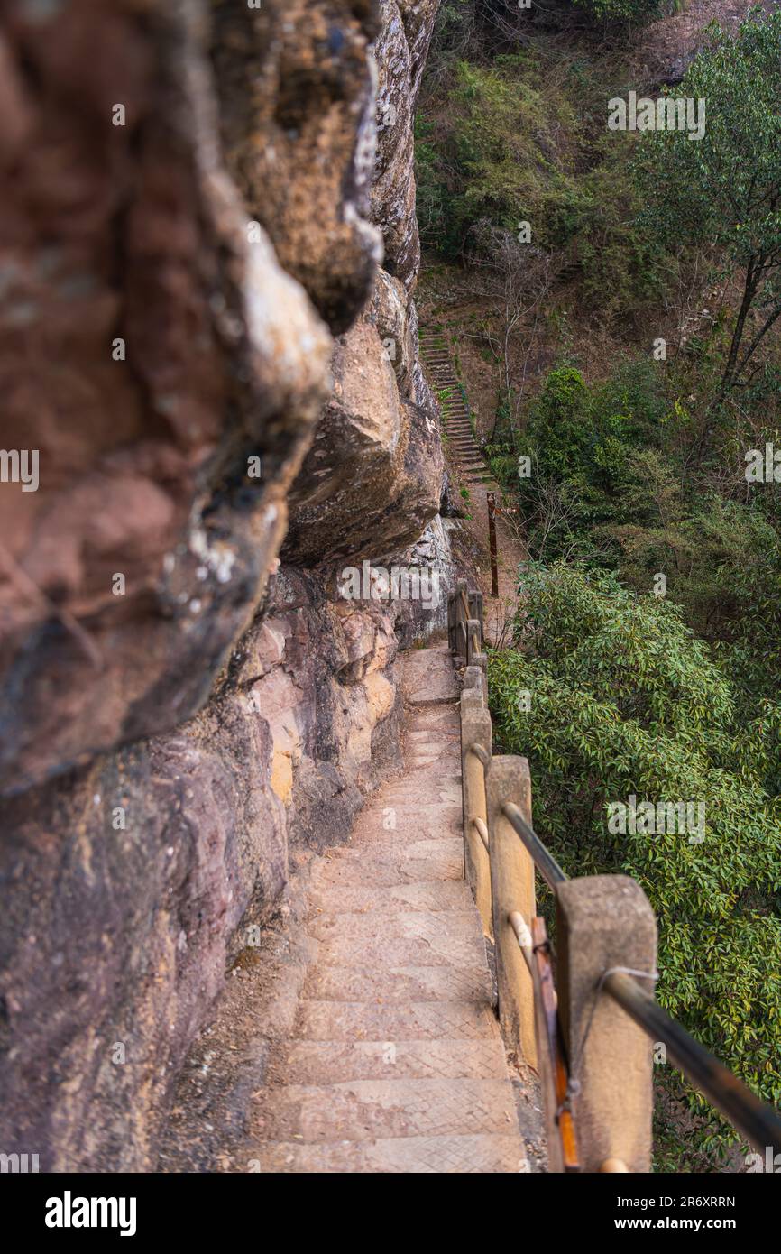 Treppen durch Dschungel und Klippen, Mt. Wuyi Shan, China. Vertikales Bild mit Kopierbereich Stockfoto