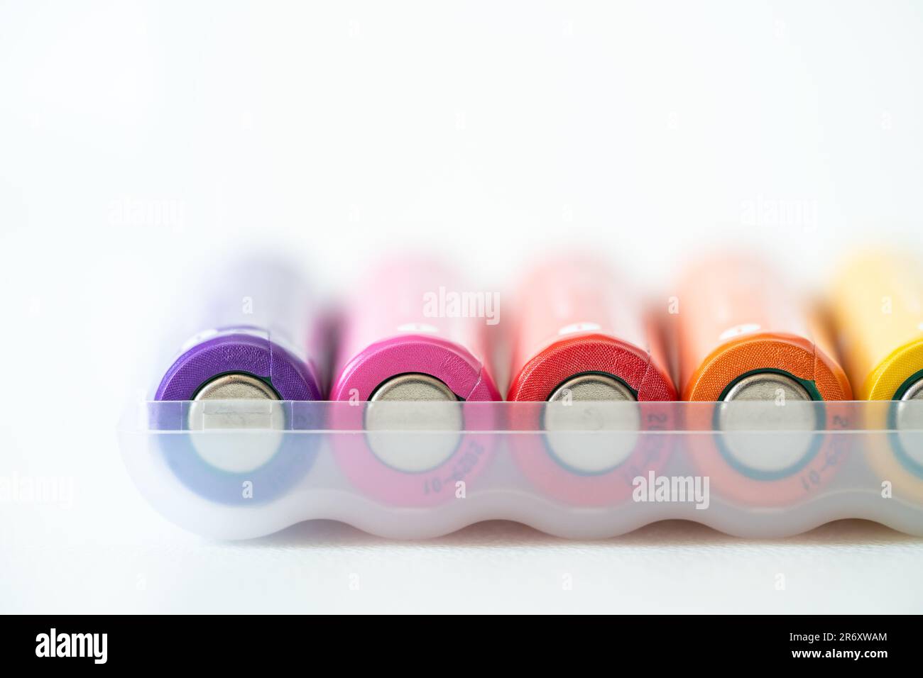 Neue farbenfrohe AAA-Batterie in Kunststoffbox, wiederaufladbarer Akkumulator, Zusammenstellung von Alkali-Mangan-Batterien Stockfoto