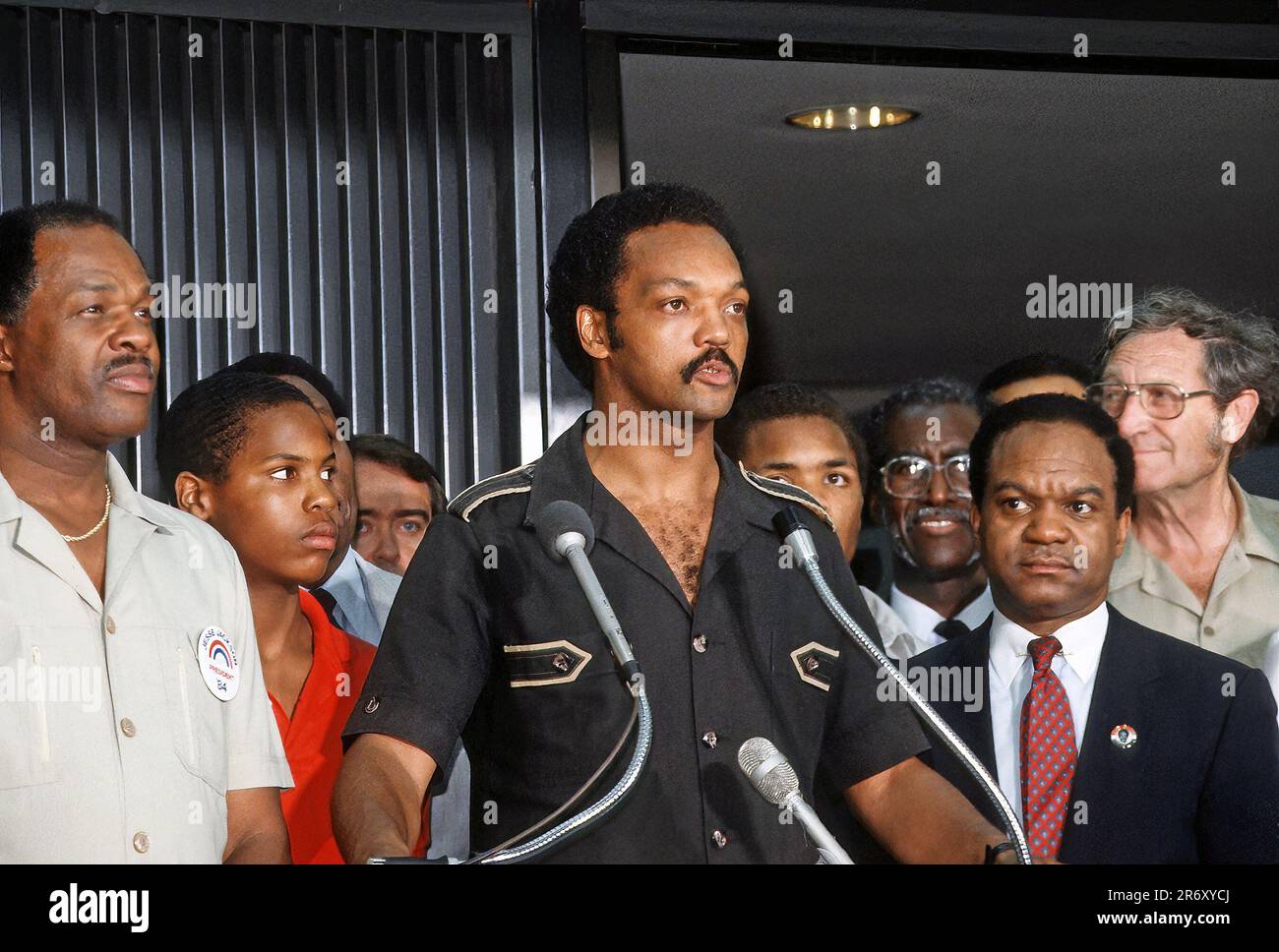 DULLES, VIRGINIA - 28. JUNI 1984The Reverend Jesse Jackson, flankiert von DC-Bürgermeister Marion Barry (L) und Delegat Walter Faunroy (D-DC) (R), der kurz nach seiner Landung auf seiner Rückkehr aus Havanna auf einer Pressekonferenz im Dulles International Airport sprach, Kuba mit befreiten amerikanischen und kubanischen Gefangenen sagte, dass er überzeugt sei, dass Frieden in Mittelamerika möglich sei. Kredit: Mark Reinstein / MediaPunch Stockfoto