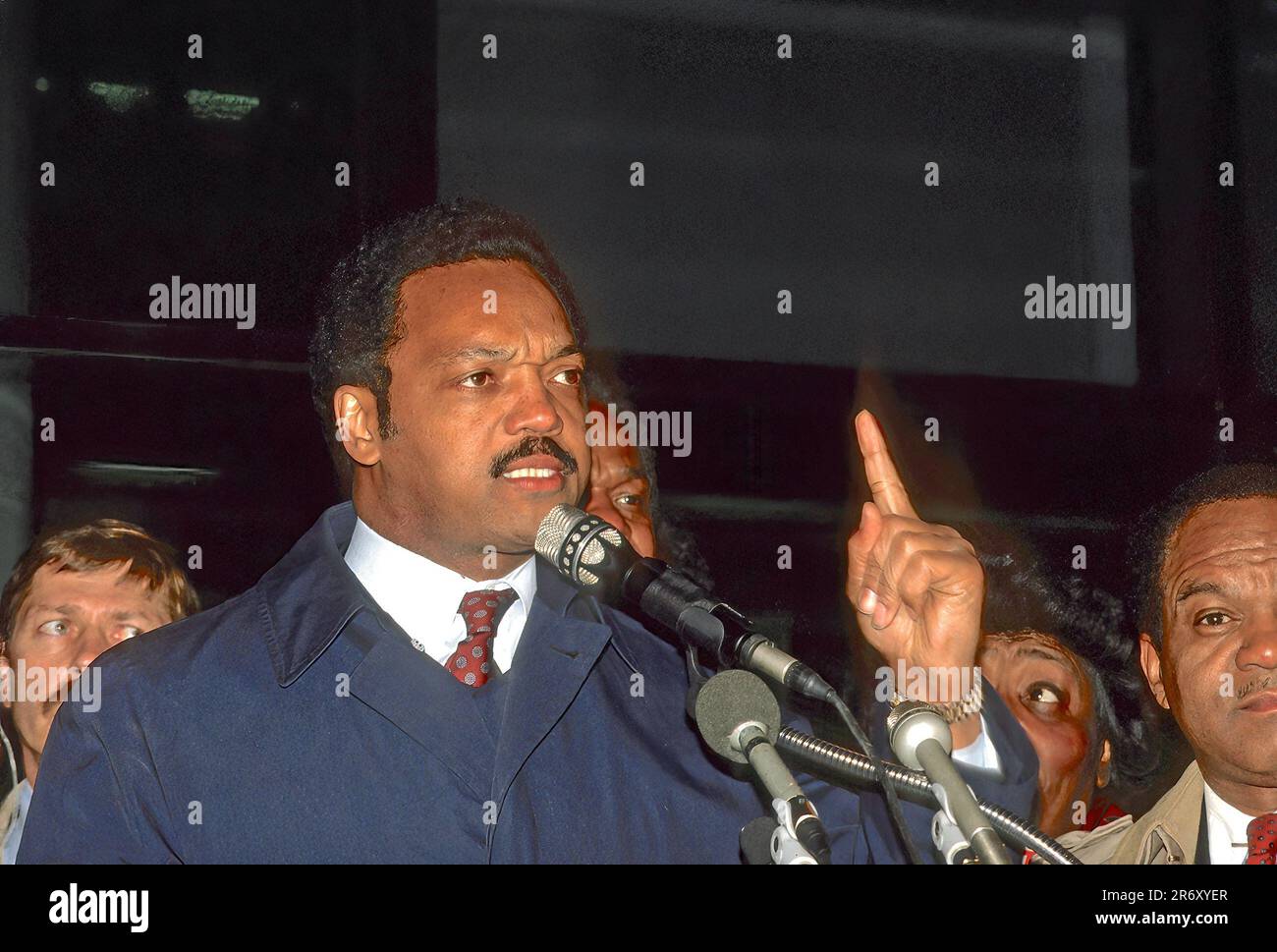 WASHINGTON DC - MÄRZ 16,1988Democratic Präsidentschaftskandidat der Reverend Jesse Jackson, der auf einen Punkt hinweist, spricht für viele Anhänger bei einer Kundgebung vor dem Frank Reeves Municipal Center, nachdem er die Straßen um 14. Uhr und U St NW besichtigt hat, mit denen DC illegale Drogenaktivitäten betreibt Bürgermeister Marion Barry Credit: Mark Reinstein/MediaPunch Stockfoto