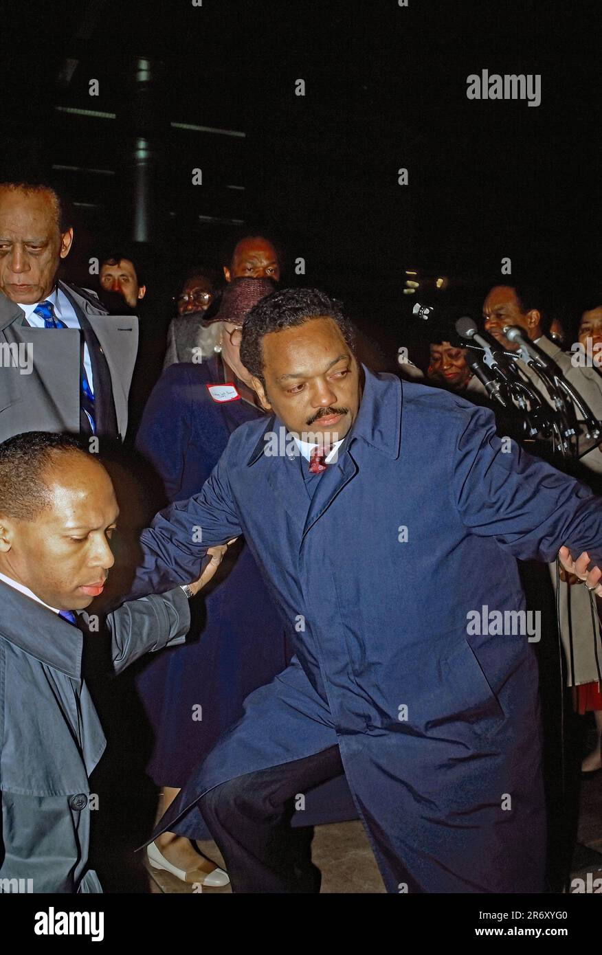 WASHINGTON DC - 16. MÄRZ 1988Reverend Jesse Jackson wird von der Bühne geholfen, nachdem er bei einer Kundgebung vor dem Frank Reeves Municipal Building auf der 14. und U St Streets NW gesprochen hat, nachdem er das Gebiet mit illegalen Drogen mit Marion Barry besucht hat. Credit: Mark Reinstein / MediaPunch Stockfoto