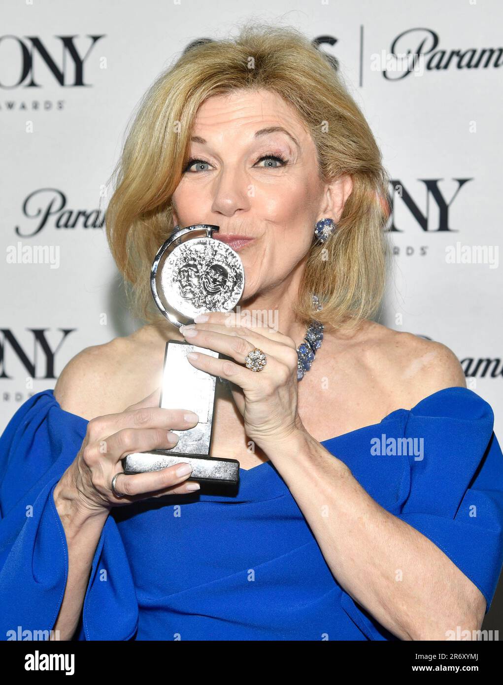 Victoria Clark, winner of the award for best performance by an actress in a leading role in a musical for "Kimberly Akimbo," poses in the press room at the 76th annual Tony Awards on Sunday, June 11, 2023, at the Radio Hotel in New York. (Photo by Evan Agostini/Invision/AP) Stockfoto