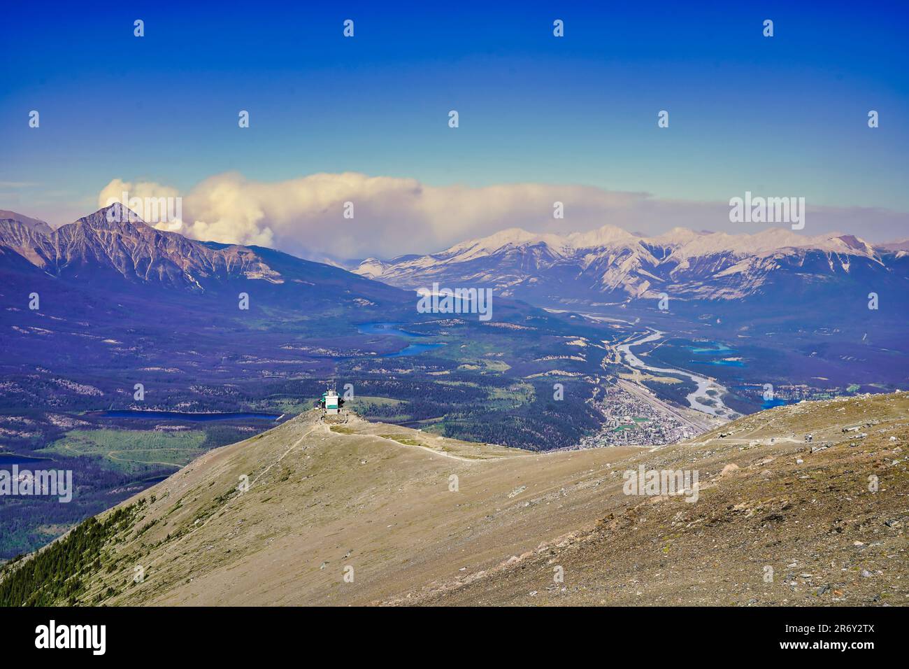 Ein spektakulärer Panoramablick auf die Berge rund um die Stadt Jasper vom Gipfel des Whistler Mountain, Jasper Sky Tram in den Kanadischen rocky mountains Stockfoto