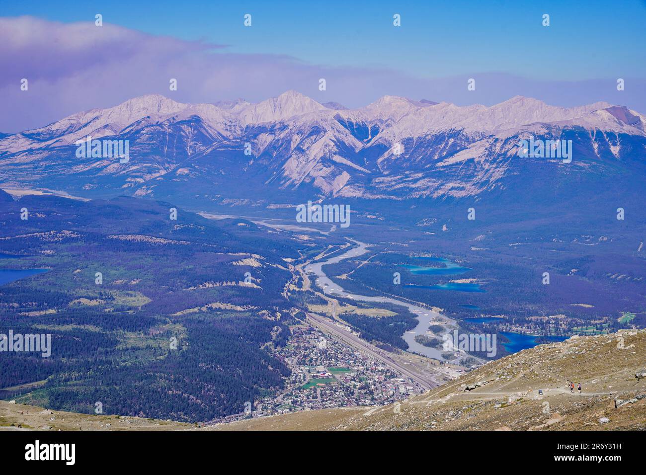 Ein spektakulärer Panoramablick auf die Berge rund um die Stadt Jasper vom Gipfel des Whistler Mountain, Jasper Sky Tram in den Kanadischen rocky mountains Stockfoto