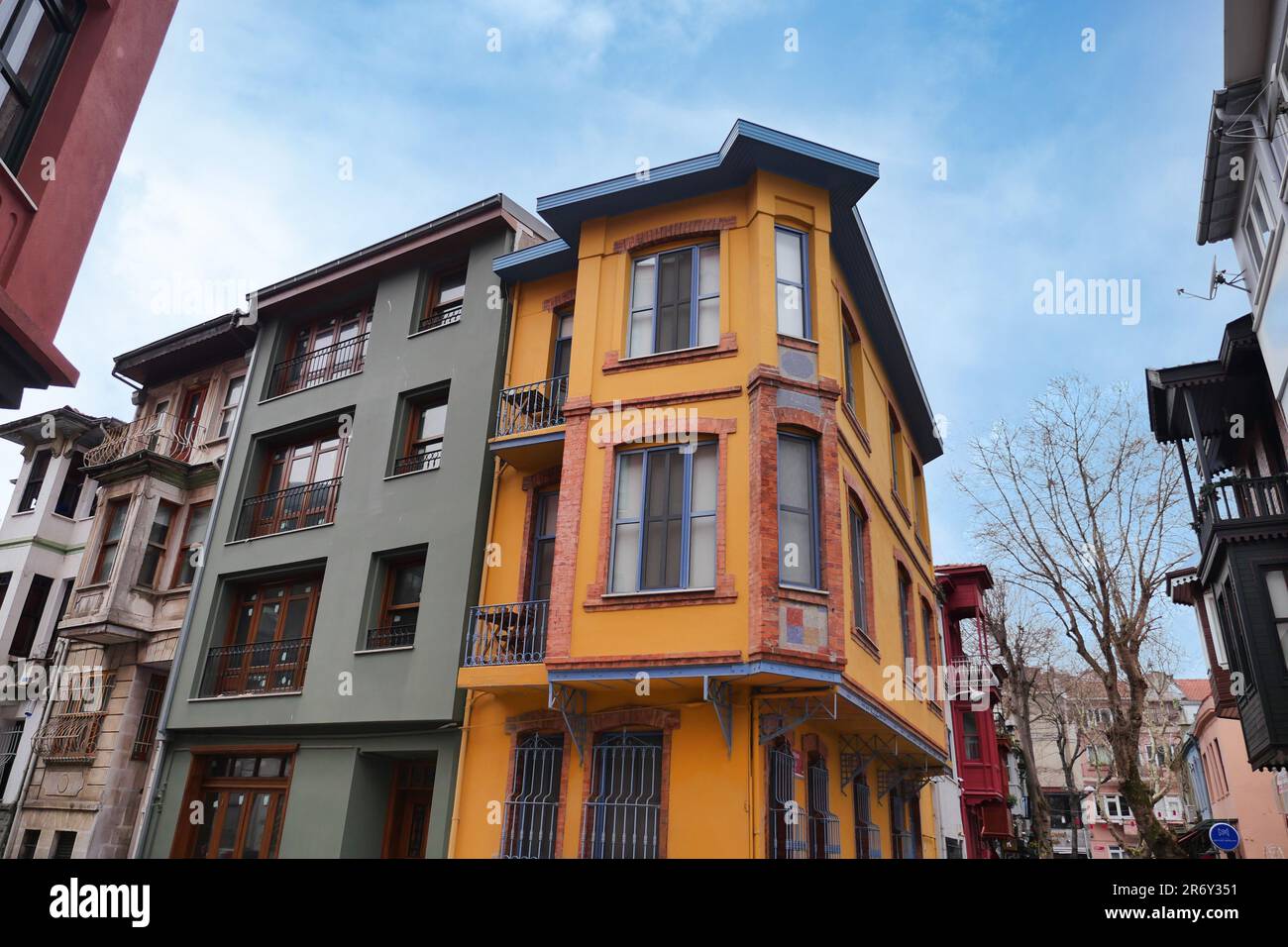 Türkei istanbul 12. märz 2023, historische farbenfrohe Häuser in KUZGUNCUK, Stockfoto