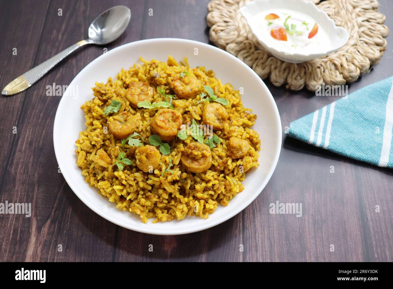 Garnelen Biryani oder Garnelen Pulao. In Indien auch Jheenga pilaf oder Jhinga biryani genannt. Bekannt als Kolambi Bhat in Marathi. Garniert mit Minzblättern. Stockfoto