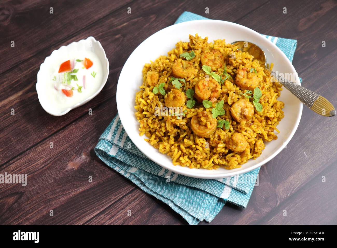 Garnelen Biryani oder Garnelen Pulao. In Indien auch Jheenga pilaf oder Jhinga biryani genannt. Bekannt als Kolambi Bhat in Marathi. Garniert mit Minzblättern. Stockfoto