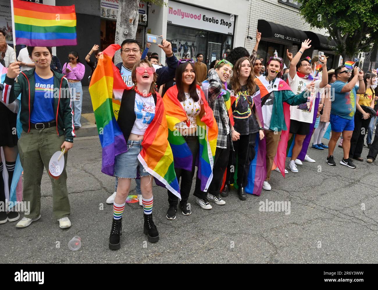 Los Angeles, Usa. 11. Juni 2023. L.A. Am Sonntag, den 11. Juni 2023, jubeln die Besucher des Hollywood Boulevard an. Die L.A. Die Pride-Parade, die Tausende von Menschen zum Hollywood Boulevard zog, kam zu einer Zeit, als LGBTQ-Themen, insbesondere die Rechte und die Sichtbarkeit von Transgender- und Gender-Nonkonformität-Menschen, im Mittelpunkt der US-Kulturkriege stehen. Foto: Jim Ruymen/UPI Credit: UPI/Alamy Live News Stockfoto